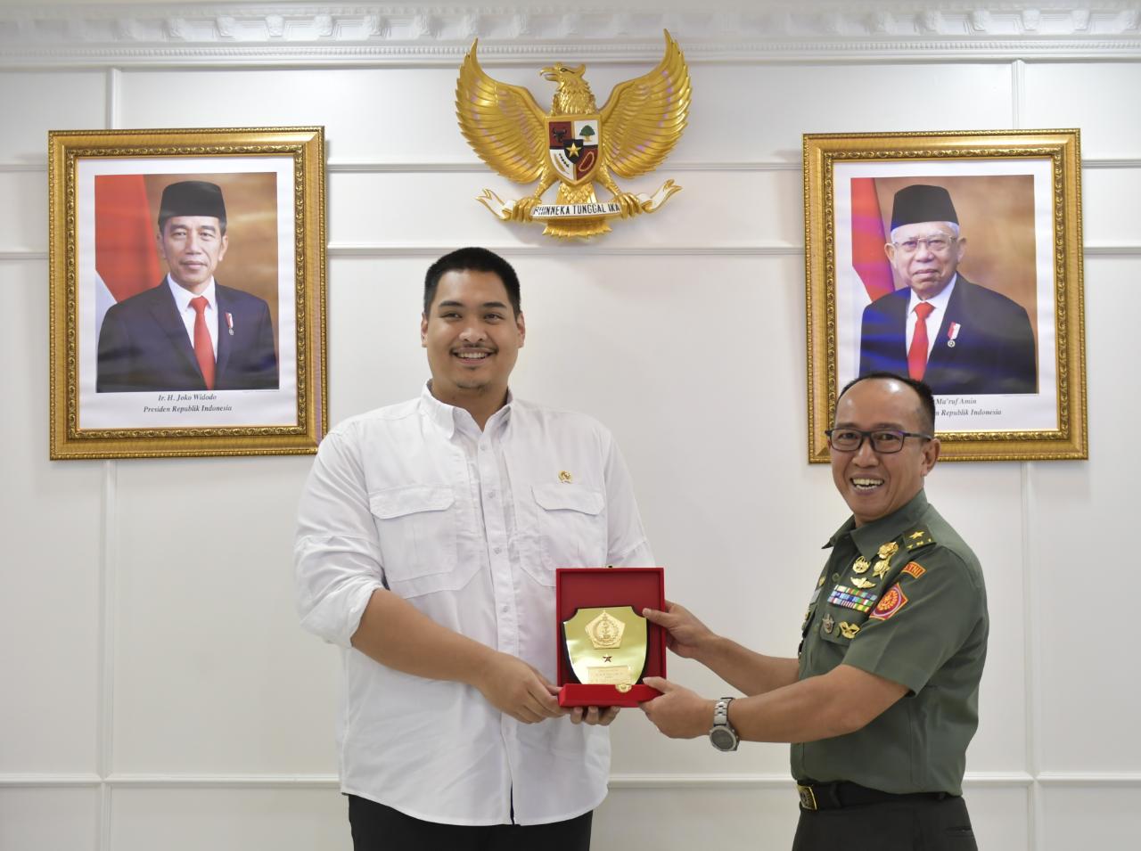  Menteri Pemuda dan Olahraga Republik Indonesia (Menpora RI) Dito Ariotedjo, menerima audiensi Kepala Pusat Jasmani dan Peraturan Militer Dasar (Kapusjaspermildas TNI) Brigjen TNI Machfud di ruang Sidang Lantai 10 Kantor Kemenpora, Jakarta. Menpora Dito m