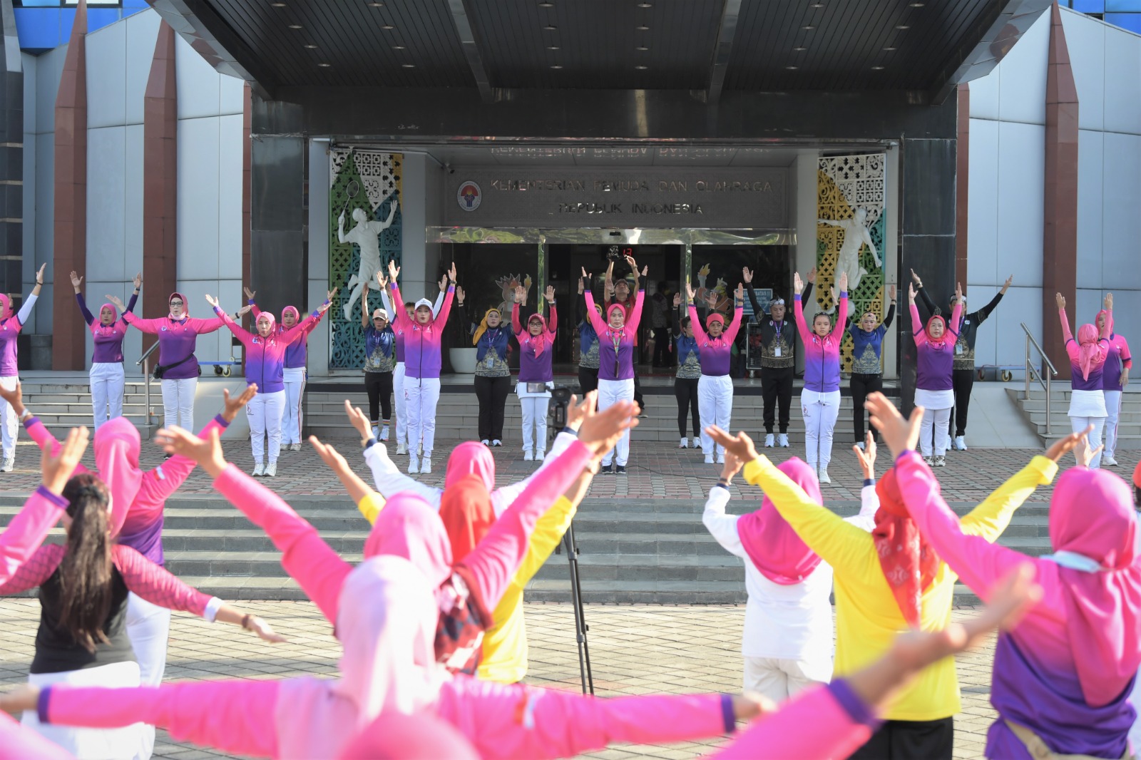 Kementerian Pemuda dan Olahraga Republik Indonesia (Kemenpora RI) terus menggalakkan Senam Hari Krida yang dilaksanakan setiap hari Jumat untuk mengajak masyarakat hidup bugar. (foto:raiky/kemenpora.go.id)