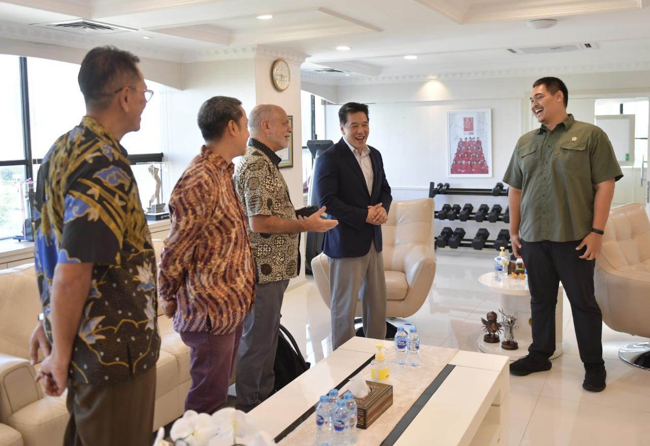 Menteri Pemuda dan Olahraga Republik Indonesia (Menpora RI) Dito Ariotedjo menerima kunjungan Pengurus NBA Asia yang dipimpin oleh Associate Vice President NBA Asia  Mr. Jim Wong bersama rombongan  di ruang kerjanya Lantai 10, Kemenpora, Jakarta Pusat, Ju