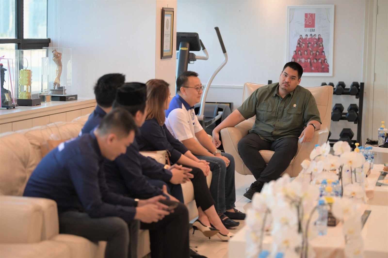 Menteri Pemuda dan Olahraga Republik Indonesia (Menpora RI) Dito Ariotedjo, menerima audiensi Ketua Umum Dewan Pengurus Pusat Ikatan Pemuda Tionghoa (DPP IPTI) Ardy Susanto yang hadir bersama pengurus lainnya di ruang kerjanya lantai 10 Kantor Kemenpora S