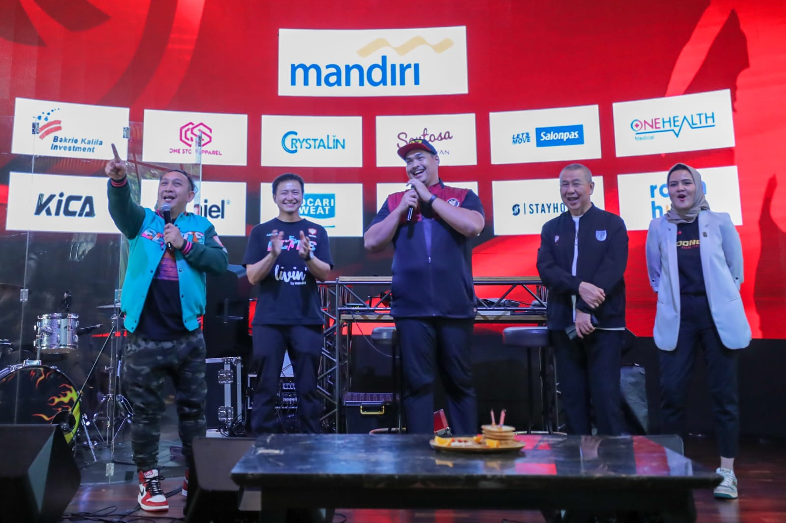  Tim basket putri Indonesia meraih medali emas SEA Games 2023 Kamboja. Setelah berjuang di medan laga, mereka pun mengikuti kirab juara dan mengelilingi sejumlah ruas jalan Jakarta. Masyarakat menyambut mereka sebagai pahlawan olahraga bersama peraih emas