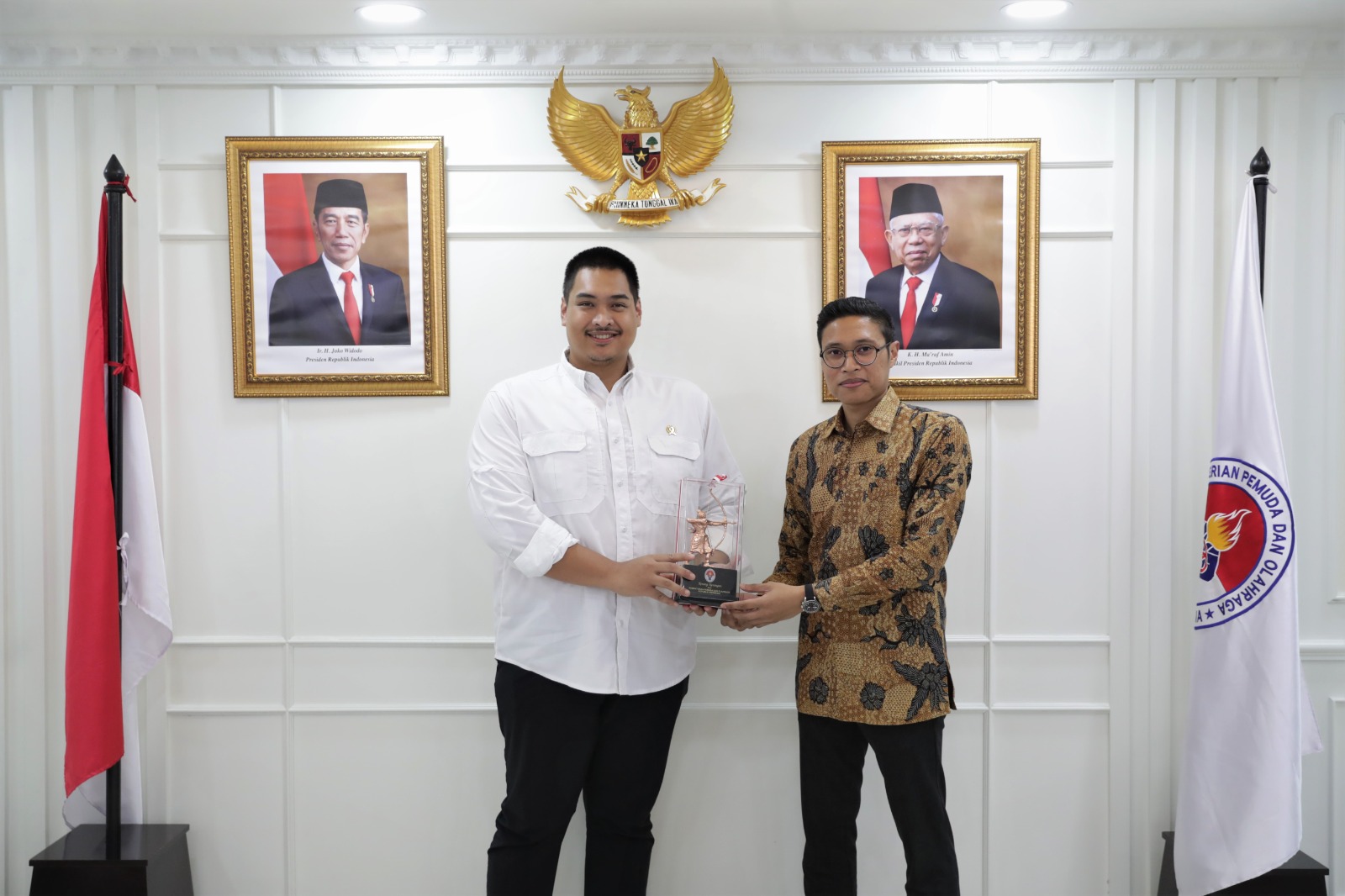 Menteri Pemuda dan Olahraga Republik Indonesia (Menpora RI) Dito Ariotedjo, memberikan apresiasi PT. Amman Minerals. Menpora harap PT. Amman menjadi contoh perusahaan yang menggunakan dana CSR-nya untuk pengembangan keolahragaan dan UMKM.(foto:raiky/kemen