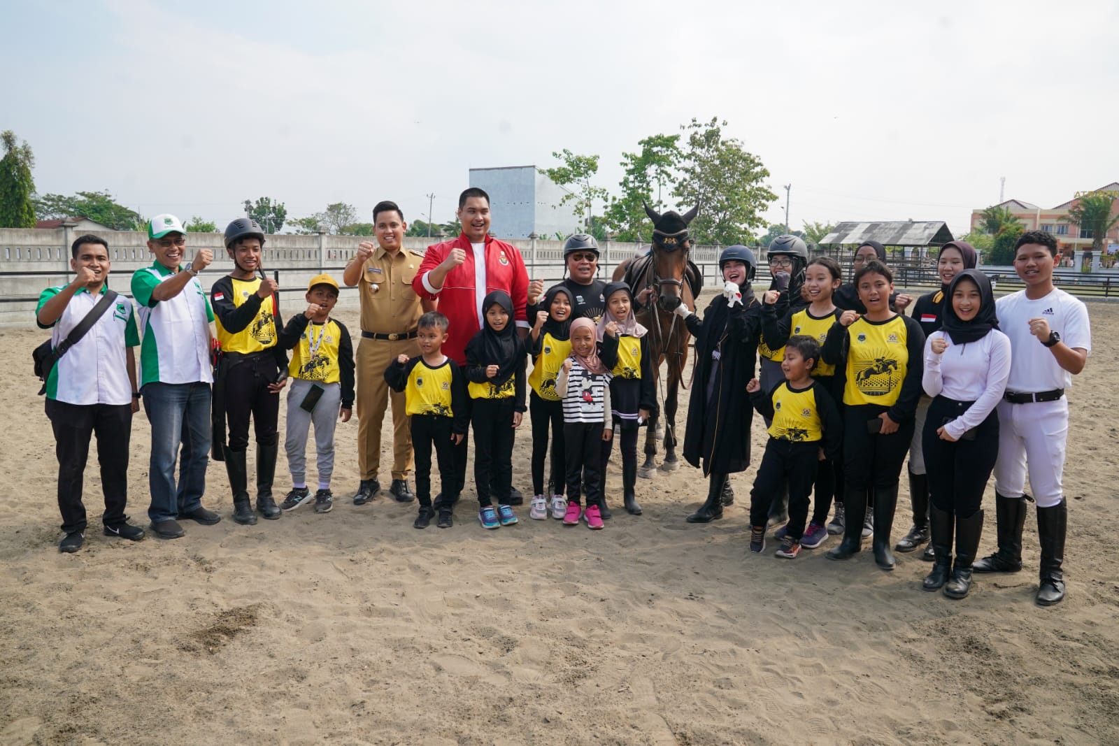 Menteri Pemuda dan Olahraga Republik Indonesia (Menpora RI) Dito Ariotedjo, memberikan motivasi dan semangat kepada atlet-atlet muda berkuda dari Persatuan Olahraga Berkuda Seluruh Indonesia (Pordasi) Kabupaten Kendal. Menpora juga menyempatkan diri mengu