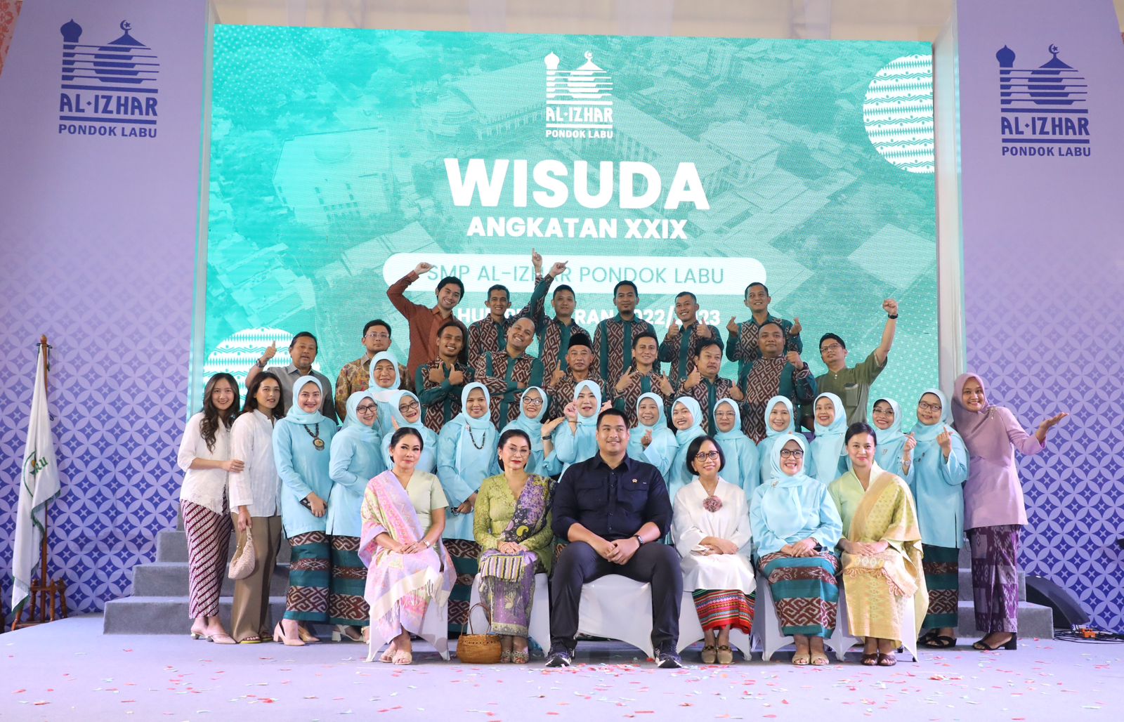 Keluarga Besar SMP Al Izhar Pondok Labu mengungkapkan rasa bangganya atas capaian salah satu alumninya Ario Bimo Nandito Ariotedjo yang dipercaya sebagai Menteri Pemuda dan Olahraga pada Kabinet Indonesia Maju. (foto:yayan/kemenpora.go.id)