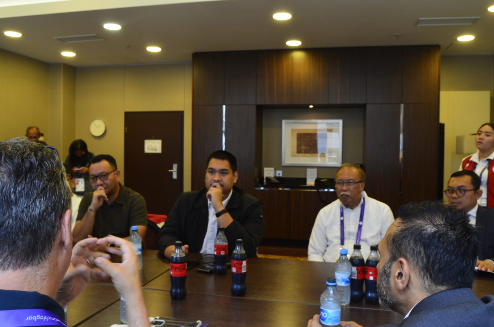 Chief Operating Officer SOI Lou Lauria bertemu Menpora Dito Ariotedjo yang hadir memenuhi undangan pertemuan bersama Ketua Umum PP SOina Warsito Ellwein dalam pertemuan tertutup di ruang Salon Dresden, Hilton Hotel, Berlin, (21/6) siang,(foto:istimewa)