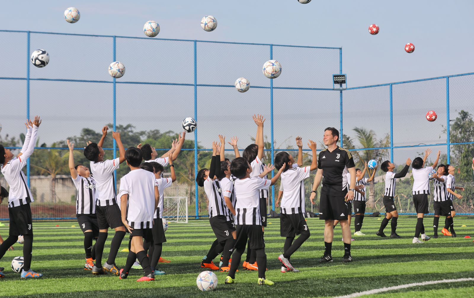 Pembinaan usia dini untuk melahirkan talenta sepak bola Indonesia terus dikembangkan, salah satunya sebanyak puluhan pemain sepak bola muda mengikuti Juventus Academy Training Camps di Dewantara Sports Center, Serpong BSD City, Selasa (27/6) pagi.(foto:ya