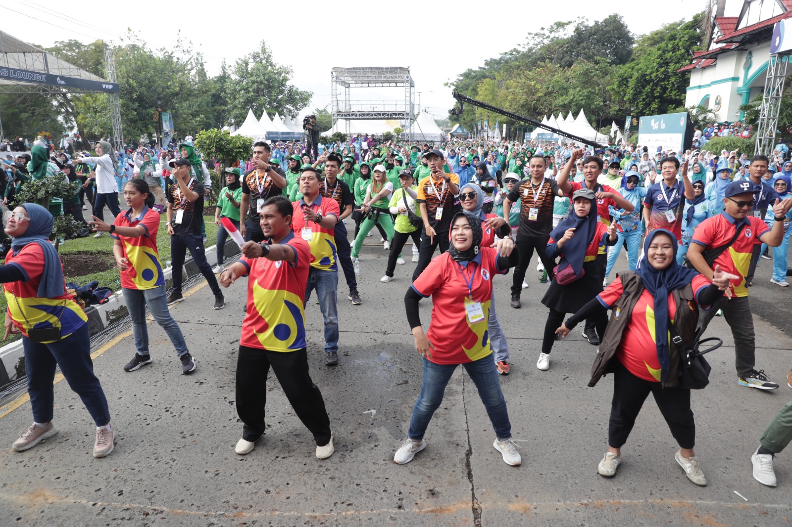 Delegasi ASEAN Sports Day terkesan atas penyelenggaraan Festival Olahraga Masyarakat tingkat Nasional (FORNAS) VII 2023 di Kabupaten Bandung, Jawa Barat. Mereka memperoleh kesan atas kemeriahan dan kemegahan acara pembukaan acara tersebut. (foto:raiky/kem