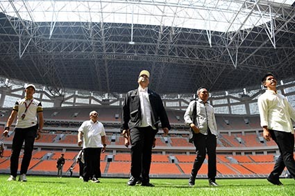 Menteri Pemuda dan Olahraga Republik Inodnesia (Menpora RI) Dito Ariotedjo bersama Menteri Pekerjaan Umum dan Perumahan Rakyat (PUPR) Basuki Hadimuljono, Menteri Badan Usaha Milik Negara (BUMN) Erick Thohir, dan Penjabat (Pj) Gubernur DKI Jakarta Heru Bud