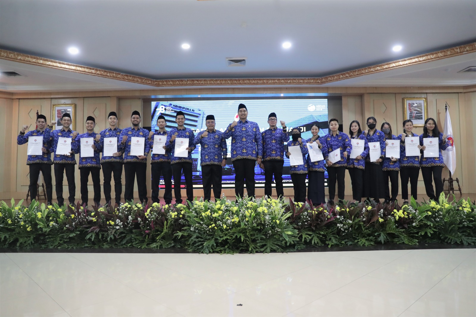 Sebanyak 27 atlet berprestasi resmi diangkat menjadi Pegawai Negeri Sipil (PNS) di Lingkungan Kementerian Pemuda dan Olahraga (Kemenpora) pada Rabu (5/7) malam. Adapun 27 atlet ini terdiri dari cabor senam 1 orang, angkat besi 1 orang, tenis 2 orang, wush