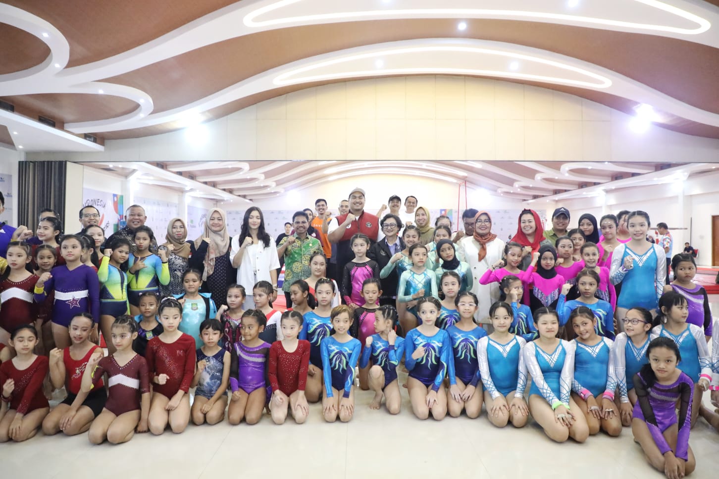 Menteri Pemuda dan Olahraga Republik Indonesia (Menpora RI) Dito Ariotedjo memberikan semangat kepada atlet-atlet junior Kejuaraan Indonesia Gymnastics Open Ke-2 Tahun 2023, di Tangerang Convention Center (TCC), Kota Tangerang, Provinsi Banten, Kamis (6/7