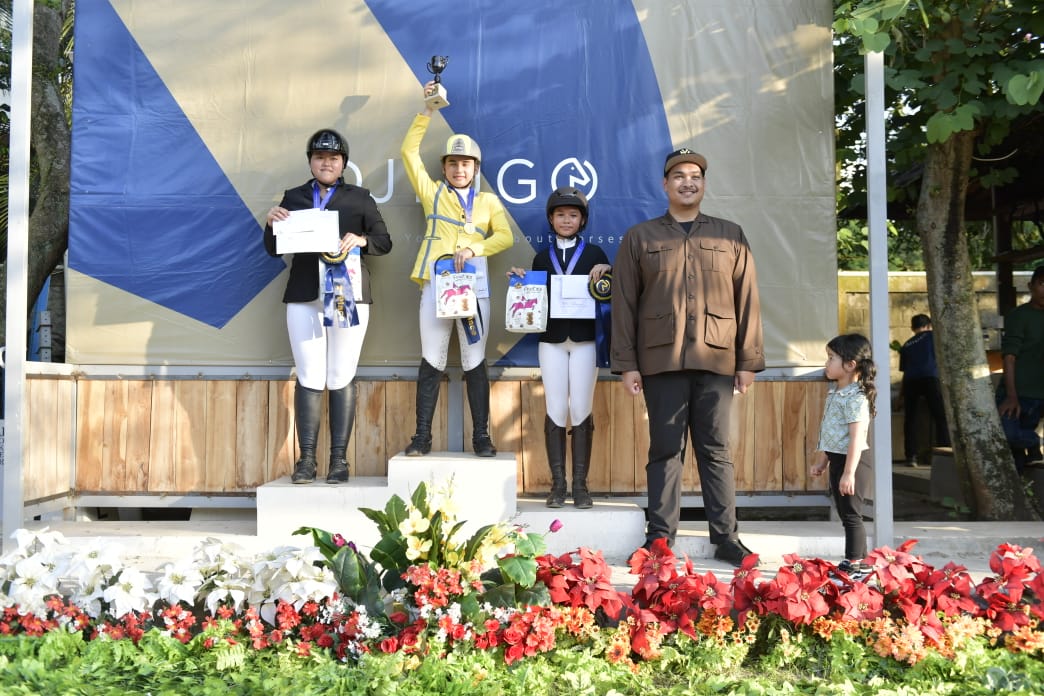 Menteri Pemuda dan Olahraga Republik Indonesia (Menpora RI) Dito Ariotedjo menyaksikan sekaligus memberikan hadiah bagi pemenang turnamen berkuda yang bertajuk Djiugo Next Adventure di Arena Berkuda Arthayasa Stable, Kota Depok, Jawa Barat, Minggu (9/7).(