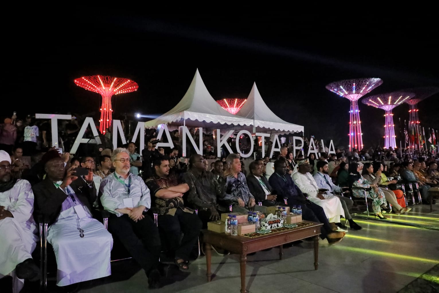 Delegasi peserta Organization Islamic Cooperation - Cultural Activity (OIC-CA) 2023 berkesempatan menyaksikan Kukar Festival Budaya Nusantara 2023 di Taman Kota Tenggarong, Minggu (9/7) malam. (foto:yayan/kemenpora.go.id)