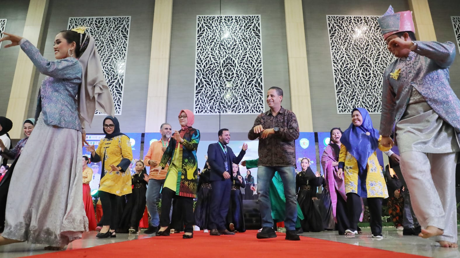 Delegasi Organization Islamic Cooperation Cultural Activity (OIC-CA) 2023 berkesempatan menghadiri Kalimantan Timur Festival (Kaltim Fest) 2023 di Convention Hall Gelora Kadrie Oening, Sempaja Samarinda, Kaltim, Selasa (11/7) pagi. (foto:yayan/kemenpora.g