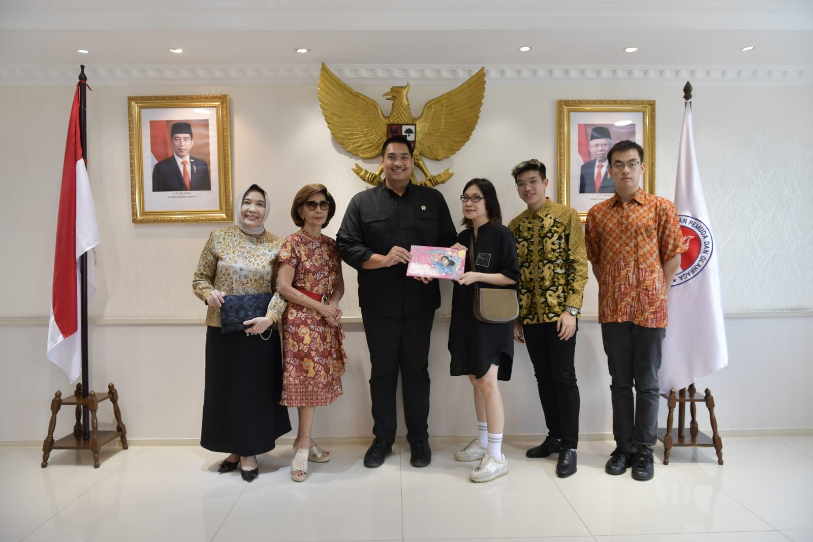 Menteri Pemuda dan Olahraga Republik Indonesia (Menpora RI) Dito Ariotedjo menerima kunjungan pencipta lagu ASEAN Para Sports, Natalia Sutrisno Tjahja. Lagu yang berjudul 