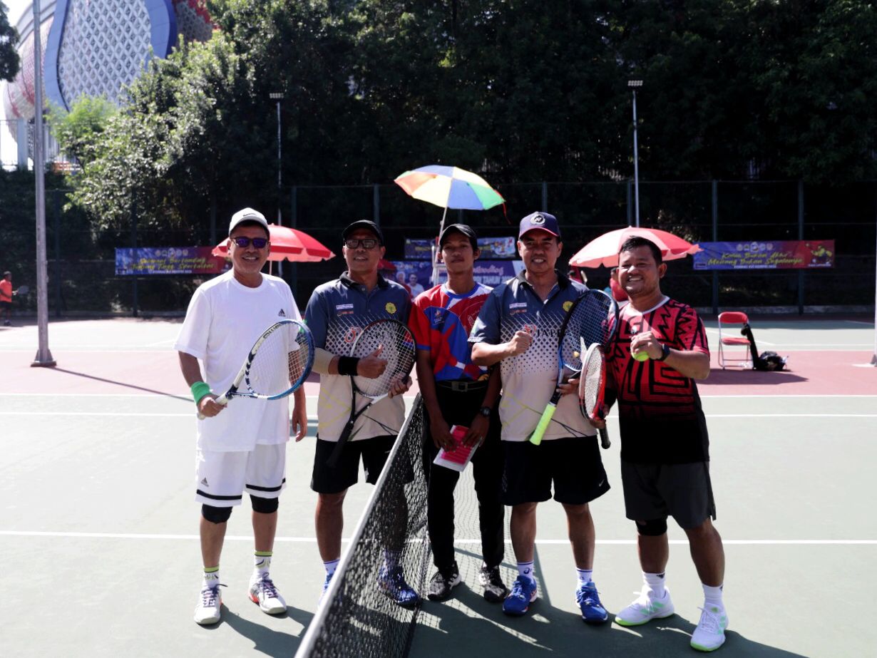 Tim tenis lapangan nomor eksekutif Kemenpora mengalami hasil yang kurang baik di Pekan Olahraga Nasional (PORNAS) XVI Korps Olahraga Republik Indonesia (KORPRI) 2023. Menghadapi Kementan, Kemenpora kalah dengan skor 8-1.(foto:raiky/kemenpora.go.id)