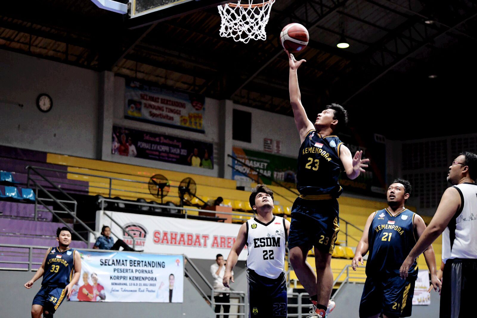 Tim basket Kemenpora berhasil menjadi juara grup J dan lolos ke babak 16 besar Pekan Olahraga Nasional (PORNAS) XVI Korps Pegawai Republik Indonesia (KORPRI) 2023. Hasil ini didapat setelah menumbangkan Kementerian ESDM di penyisihan grup.(foto:raiky/keme