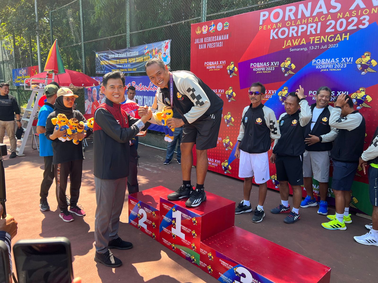 Ajang Pekan Olahraga Nasional Korpri (Pornas Korpri) XVI 2023 telah memasuki hari kelima dengan mempertandingkan laga final cabang olahraga tenis lapangan kategori beregu, di kawasan Stadion Jatidiri Semarang, Rabu (19/7).(foto:istimewa)