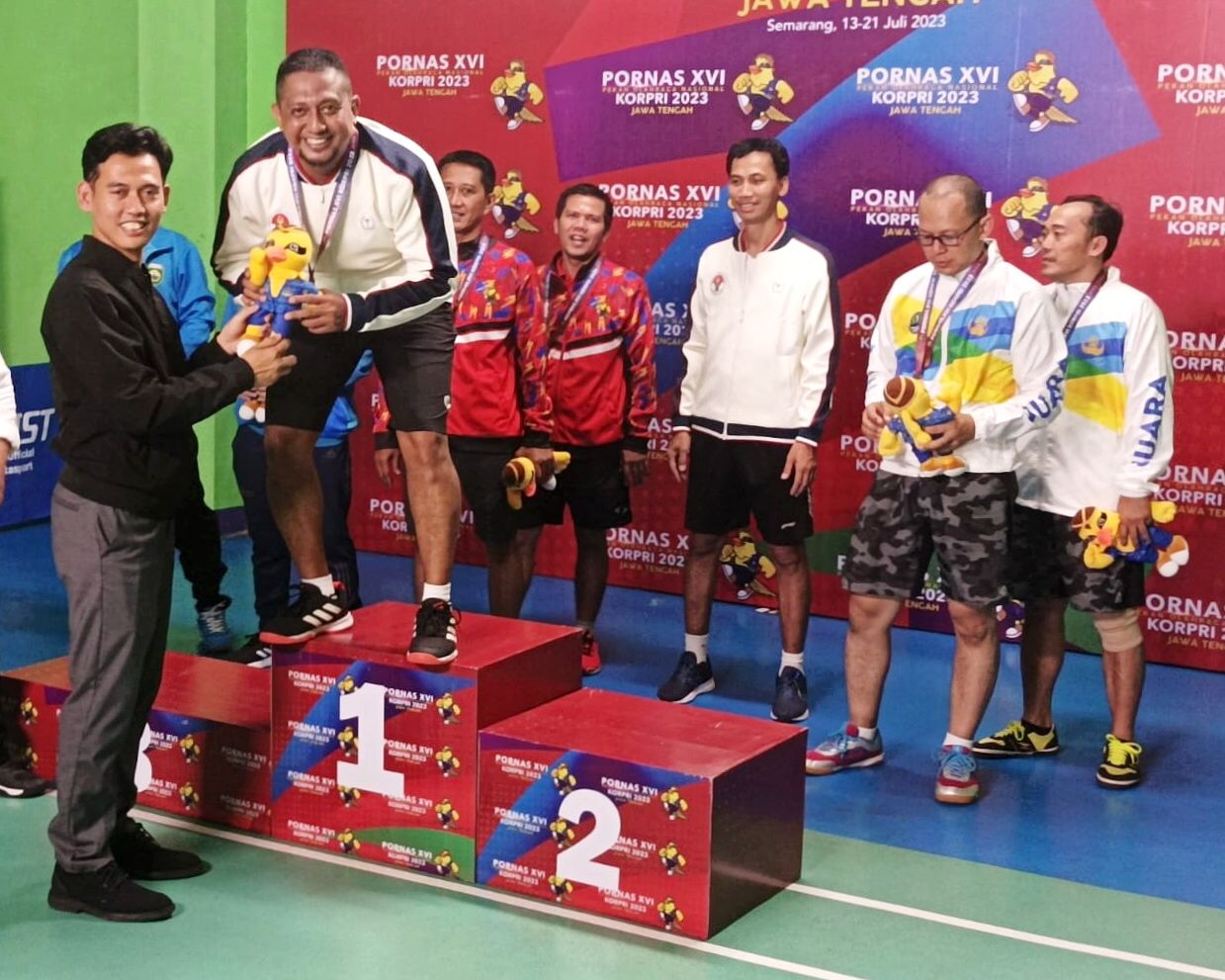 Tim tenis meja Kemenpora kembali menyumbang medali emas di Pekan Olahraga Nasional (PORNAS) XVI Korps Pegawai Republik Indonesia (KORPRI). Emas kali ini didapat dari nomor ganda putra.(foto:raiky/kemenpora.go.id) 