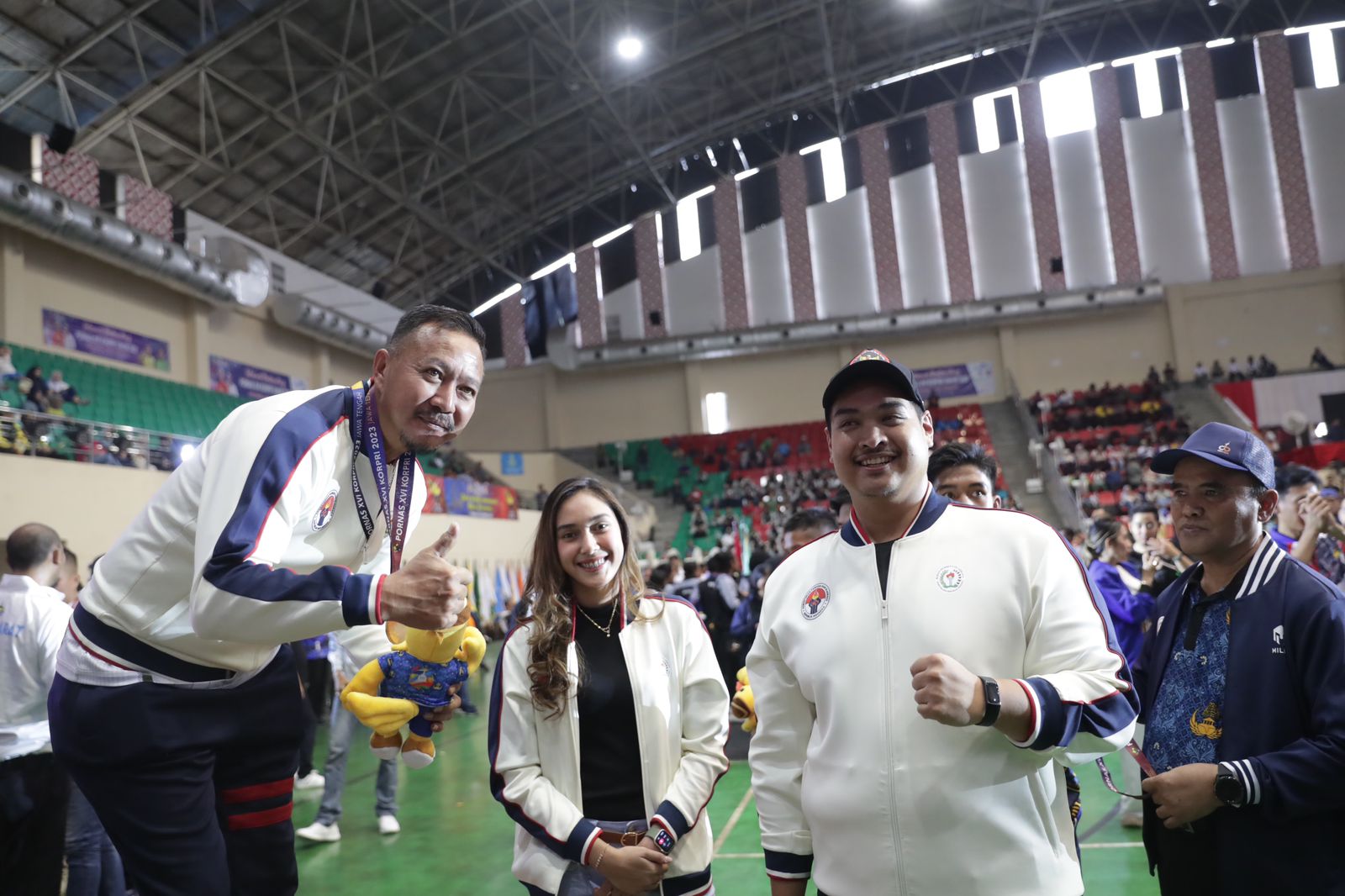 Menteri Pemuda dan Olahraga Republik Indonesia (Menpora RI) Dito Ariotedjo mengalungkan medali emas kepada tim voli Kemenpora di ajang Pekan Olahraga Nasional (PORNAS) XVI Korps Pegawai Republik Indonesia (KORPRI) 2023. Kemenpora berhasil menang 3-0 atas 