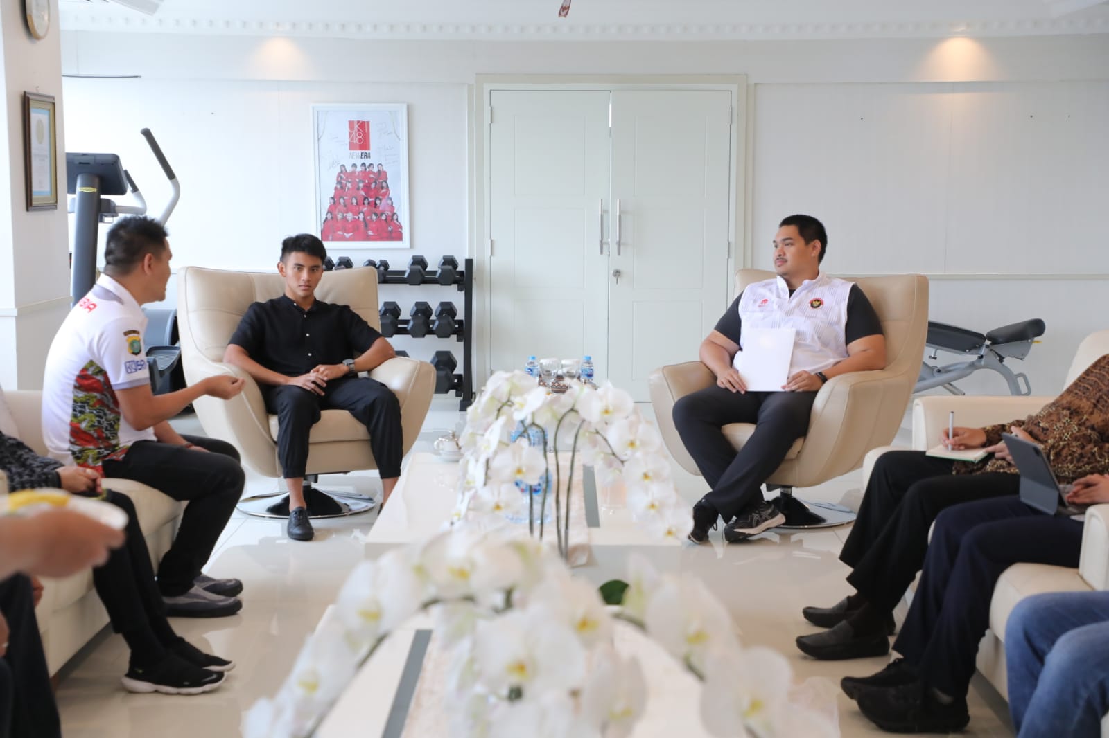 Menteri Pemuda dan Olahraga Republik Indonesia (Menpora RI) Dito Ariotedjo, menerima pebalap andalan Indonesia Kelas Grand Prix Moto3, Mario Aji di lantai 10 Kantor Kemenpora Senayan, Jakarta. Menpora Dito merasa bangga capaian Mario pada balapan Moto3 di