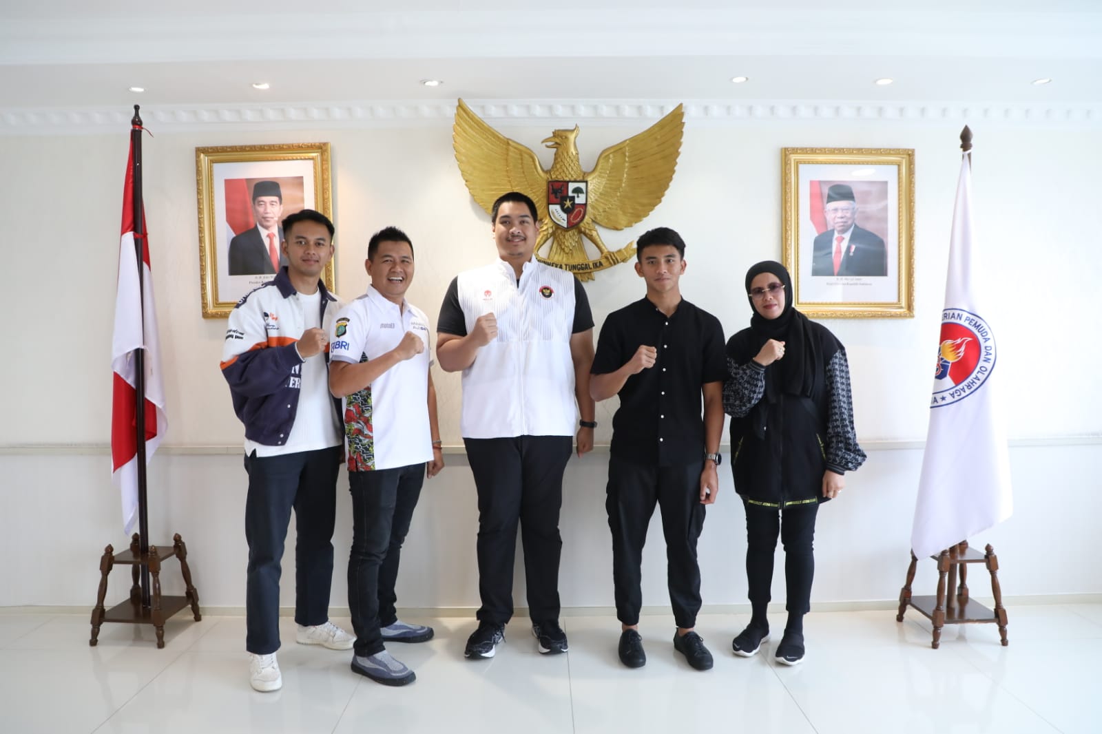 Menteri Pemuda dan Olahraga Republik Indonesia (Menpora RI) Dito Ariotedjo mendukung karier Mario Aji yang berlaga digelaran MotoGP kelas Moto3. Menpora Dito berharap Mario Aji bisa sukses dan naik kelas ke Moto2. (foto:yayan/kemenpora.go.id)