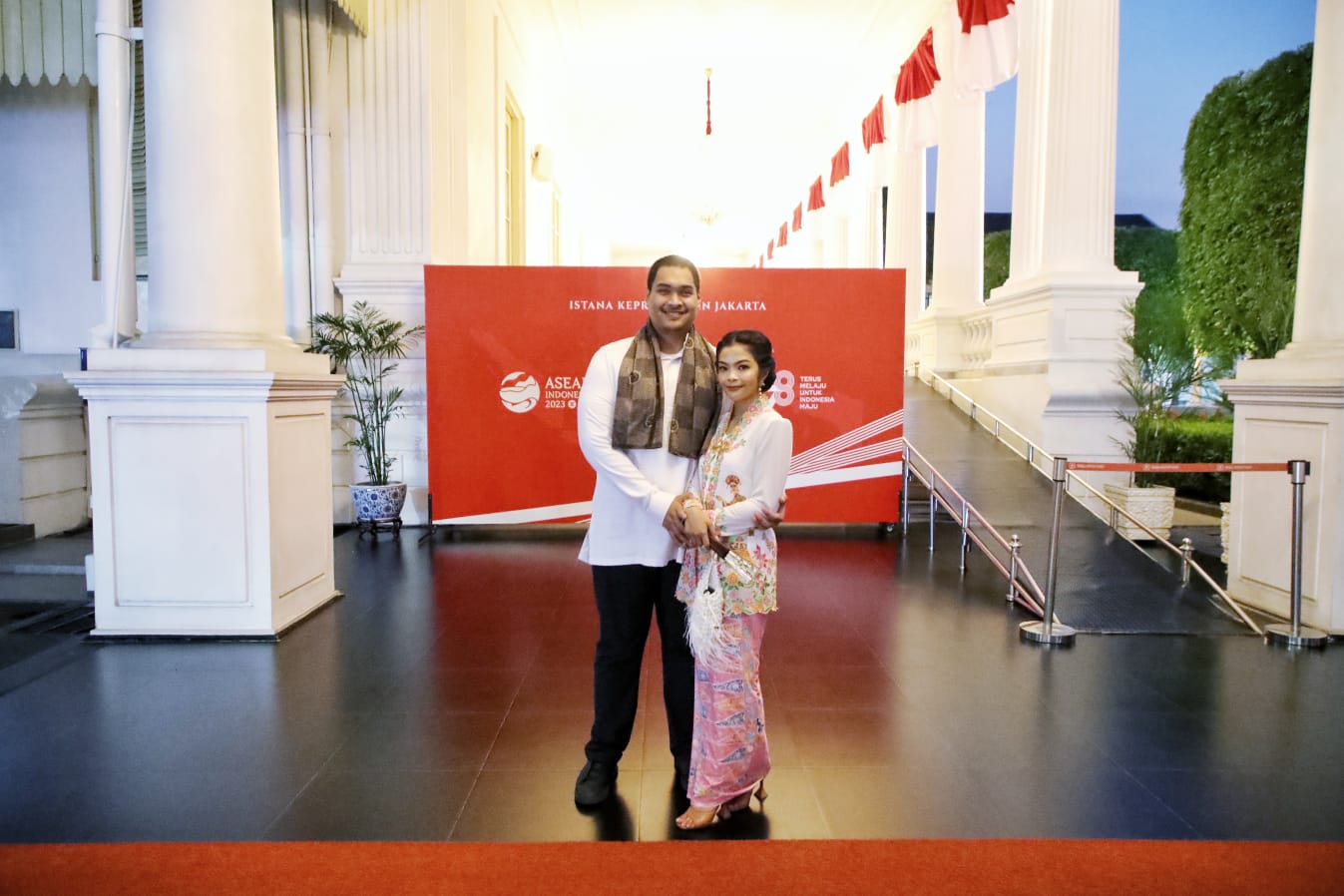 Menteri Pemuda dan Olahraga Republik Indonesia (Menpora RI) Dito Arietdjo bersama istrinya Niena Kirana Riskyana menghadiri acara Istana Berkebaya di depan Istana Merdeka, Jakarta Pusat, Minggu (6/8) sore.(foto:yayan/kemenpora.go.id)