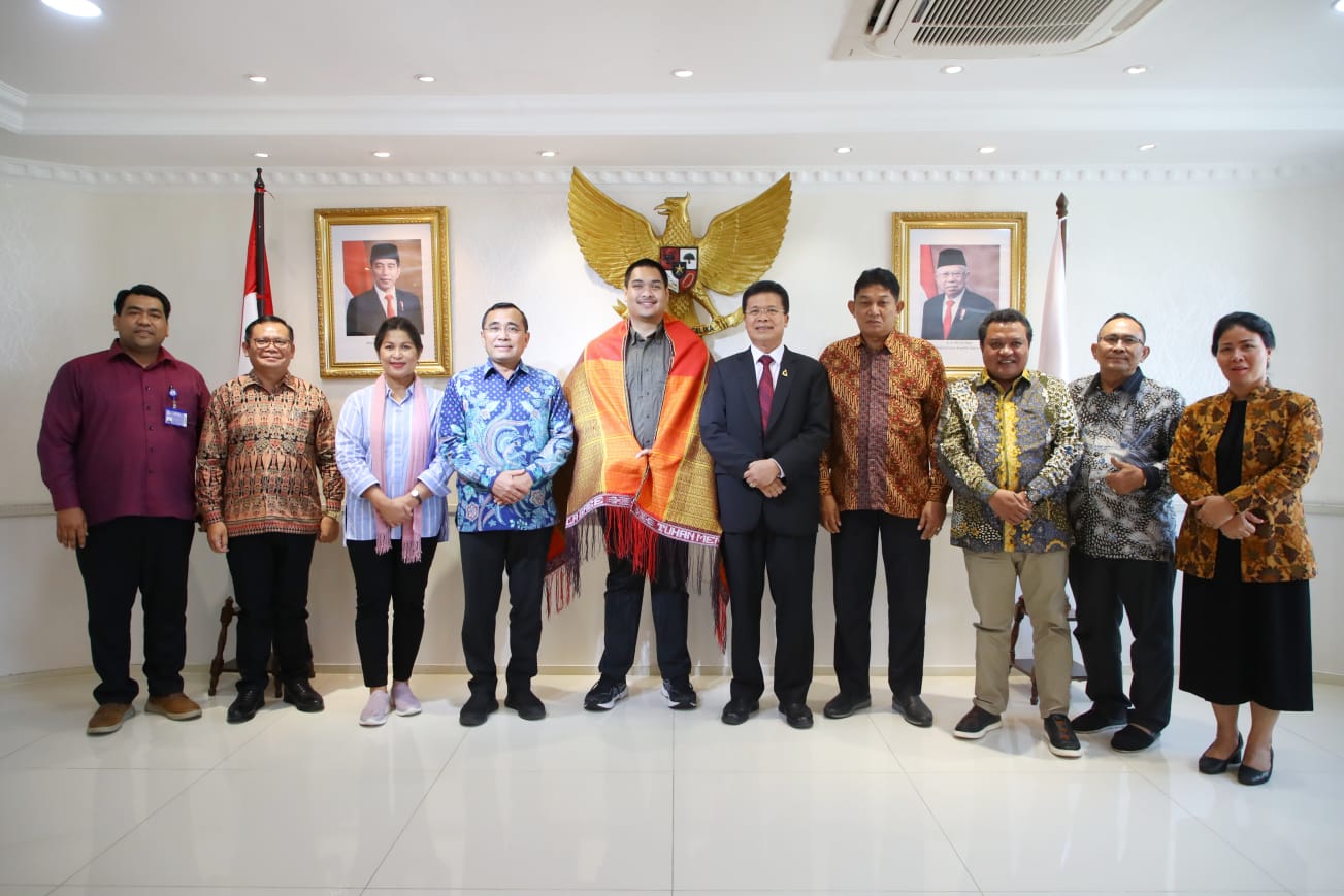 Menteri Pemuda dan Olahraga Republik Indonesia (Menpora RI) Dito Ariotedjo menerima kunjungan rombongan Ephorus Huria Kristen Batak Protestan (HKBP) Pendeta Robinson Butarbutar didampingi Anggota DPR RI Lamhot Sinaga di Lantai 10, Kemenpora, Senayan, Jaka