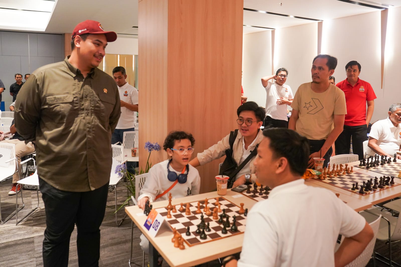 Menteri Pemuda dan Olahraga Republik Indonesia (Menpora RI) Dito Ariotedjo menghadiri turnamen catur cepat beregu yang digelar media KONTAN di South Quarter, Jakarta, Selasa (8/8). Diharap turnamen yang bertajuk KONTAN Chess ini bisa menjadi program berke