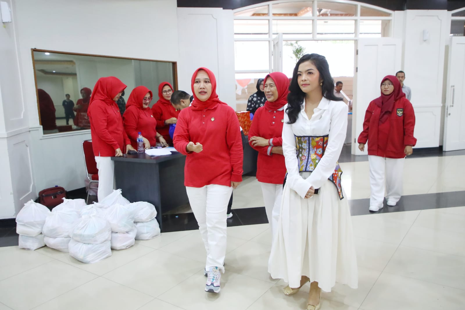 Penasehat Dharma Wanita Persatuan (DWP) Kementerian Pemuda dan Olahraga Republik Indonesia (Kemenpora RI) Niena Kirana Ario Bimo Nandito berharap, para pemuda generasi bangsa termotivasi untuk terlibat dalam berbagai pelaksanaan kegiatan sosial di tengah