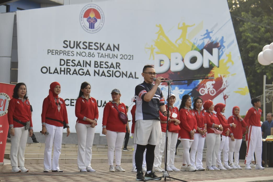 Menggelorakan masyarakat hidup bugar terus dilakukan Kementerian Pemuda dan Olahraga (Kemenpora) setiap hari Jumat Krida. Kali ini, Kemenpora berkolaborasi senam bersama dengan Ikatan Langkah Dansa Indonesia (ILDI) di Halaman Kantor Kemenpora, Jumat (11/8