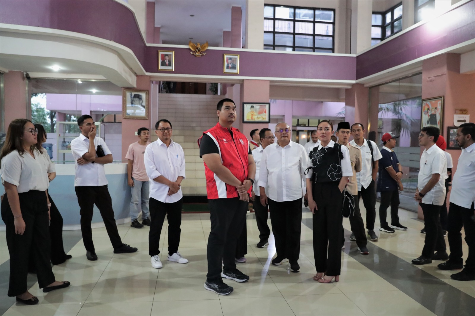 Menteri Pemuda dan Olahraga Republik Indonesia (Menpora RI) Dito Ariotedjo meninjau kawasan Rumah Sakit Olahraga Nasional (RSON) dan Wisma Soegondo di Cibubur, Jakarta, Senin (14/8). Rencananya kawasan ini akan dilakukan pembangunan Cibubur Youth Sport Ce