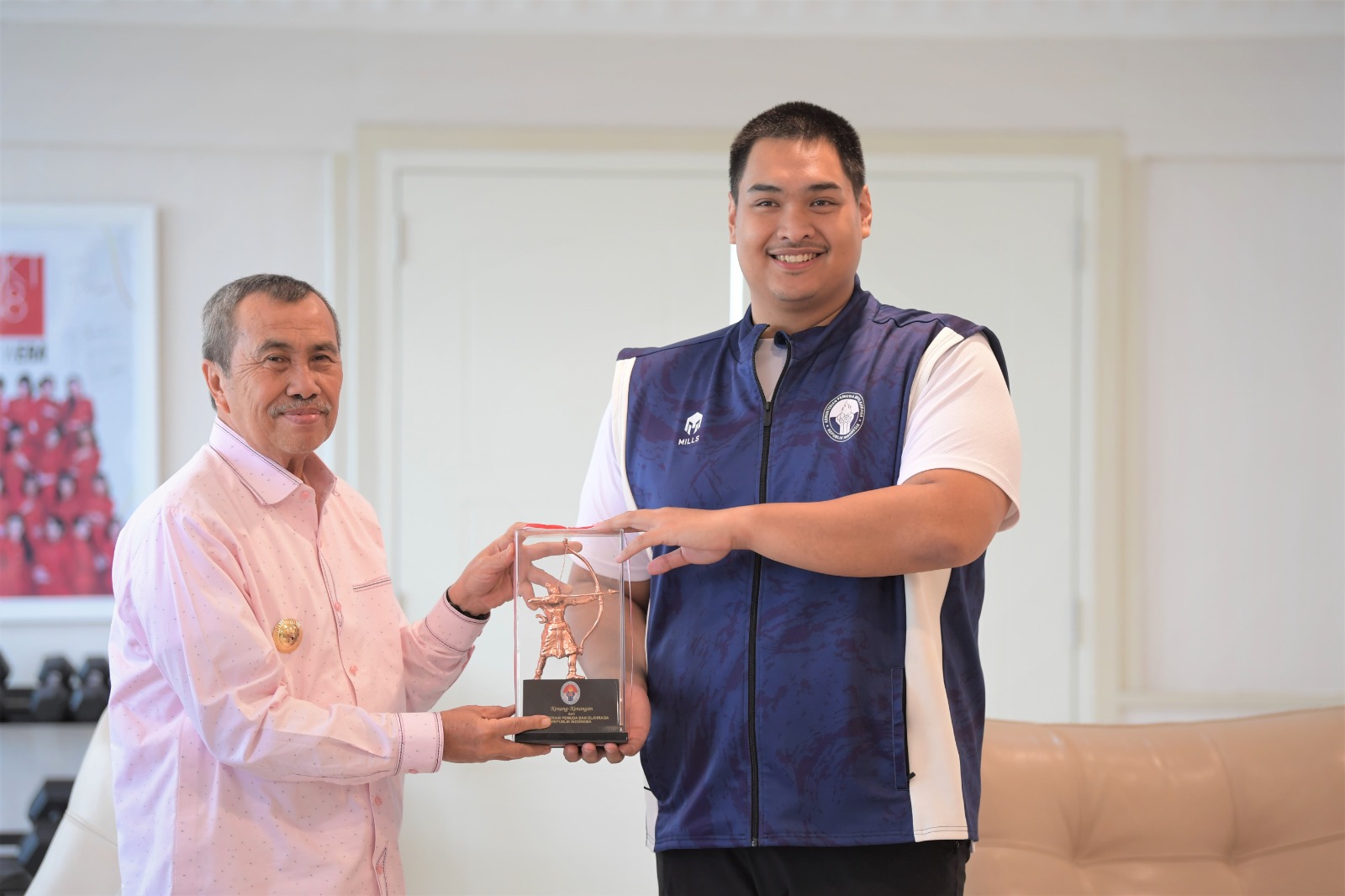 Menteri Pemuda dan Olahraga Republik Indonesia (Menpora RI) Dito Ariotedjo menerima audiensi Gubernur Riau, Syamsuar yang hadir bersama rombongan di ruang kerjanya lantai 10 Kantor Kemenpora Senayan, Jakarta, Jumat (18/8) sore. (foto:raiky/kemenpora.go.id