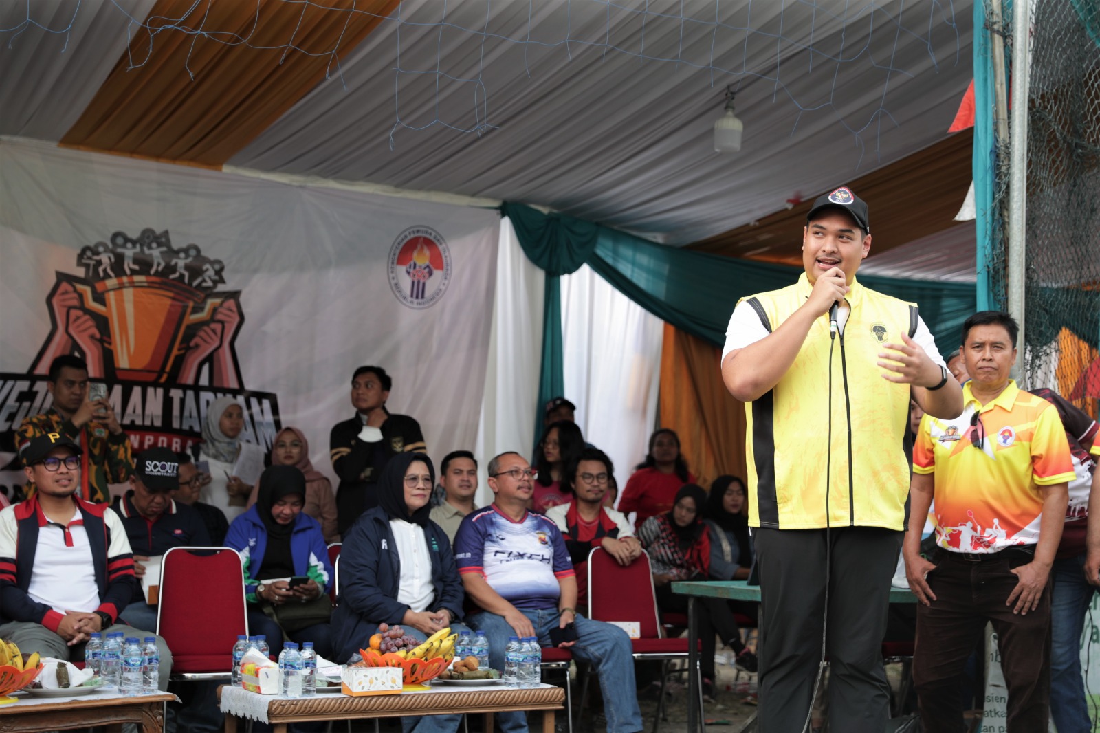 Menteri Pemuda dan Olahraga Republik Indonesia (Menpora RI) Dito Ariotedjo menyaksikan Pertandingan Bola Voli Kejuaraan Antar Kampung (Tarkam) Kemenpora 2023 di Lapangan Bola Voli Cilenggang, Tangerang Selatan, Banten.(foto:raiky/kemenpora.go.id)