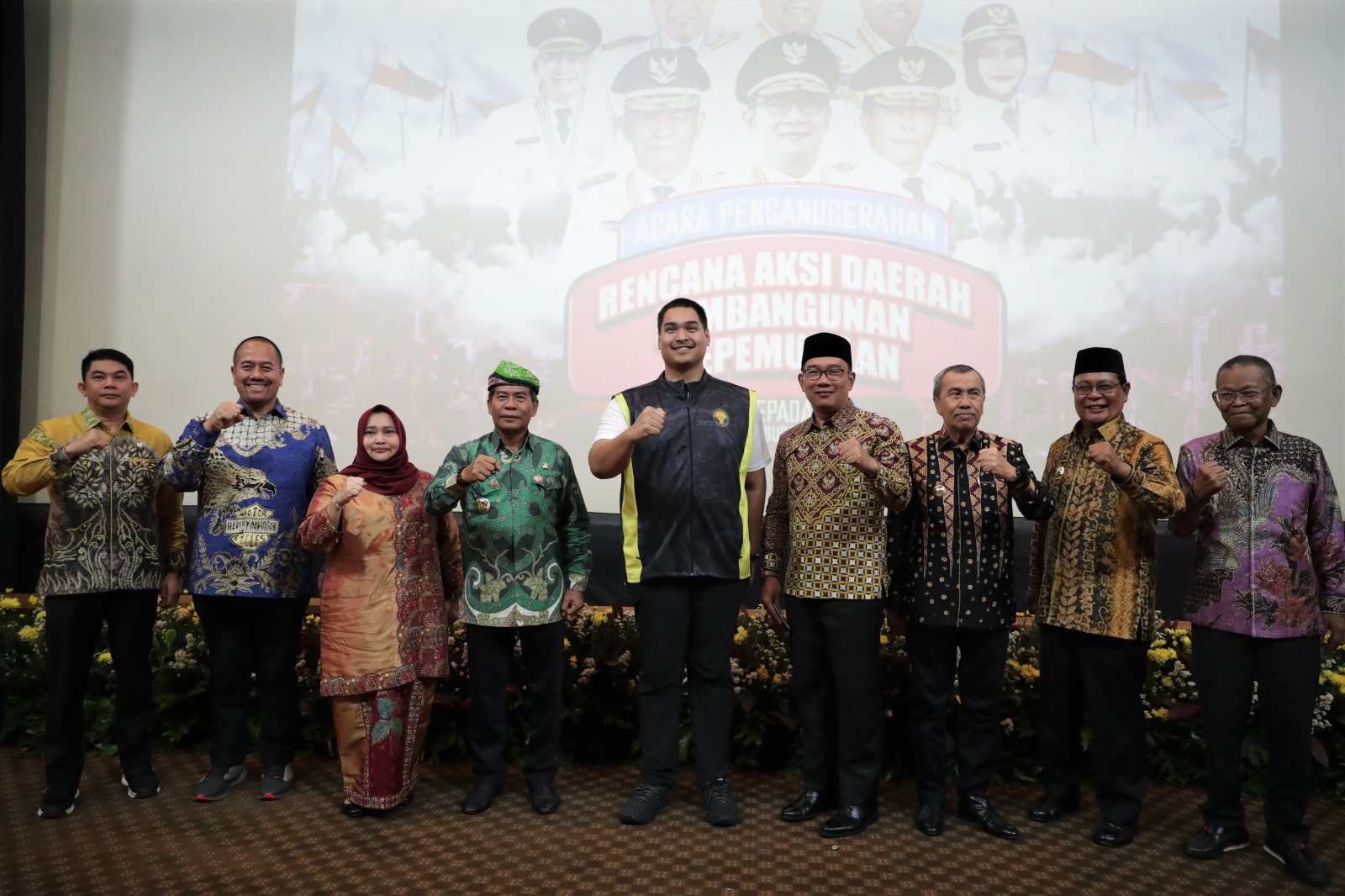 Menteri Pemuda dan Olahraga Republik Indonesia (Menpora RI) Dito Ariotedjo memberi anugerah penghargaan Rencana Aksi Daerah (RAD) Pembangungan Kepemudaan kepada delapan daerah. Penghargaan diberikan atas upaya daerah dalam pengembangan kepemudaan. (foto:r