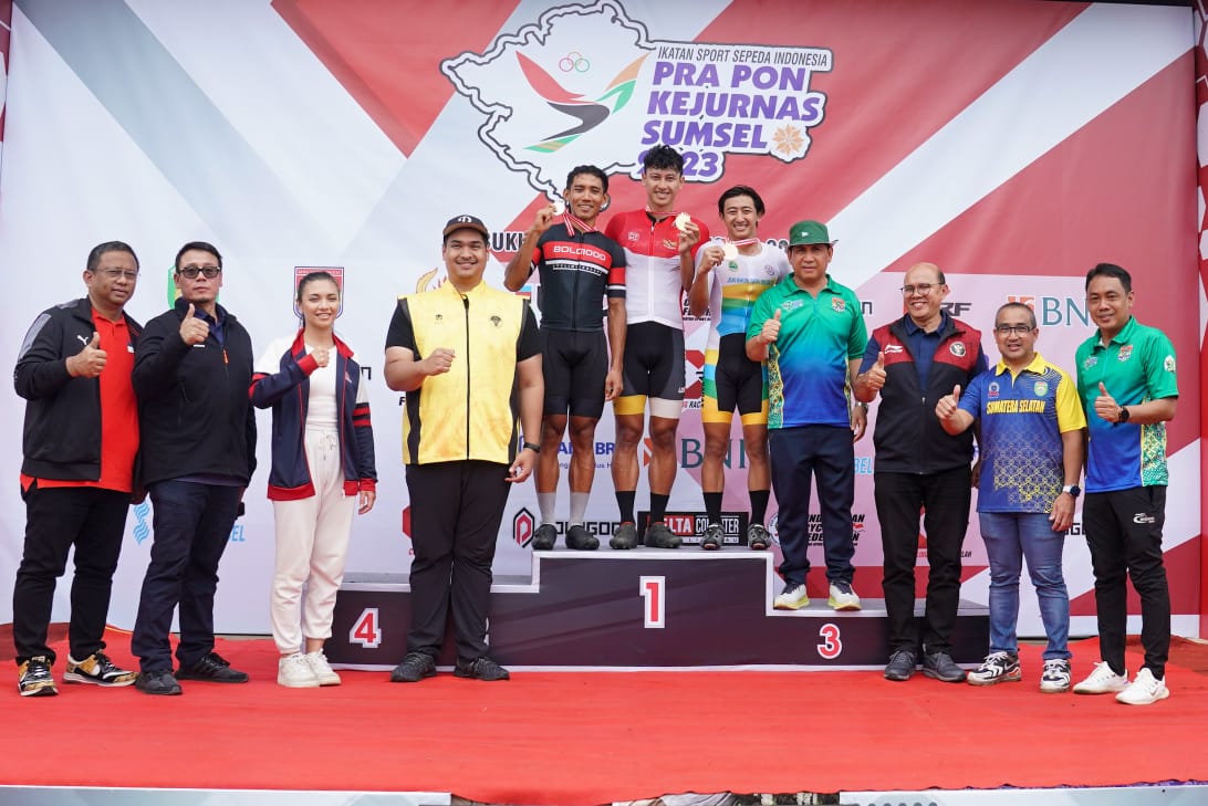 Menteri Pemuda dan Olahraga Republik Indonesia (Menpora RI) Dito Ariotedjo meninjau sekaligus memberikan hadiah bagi pemenang Pra Pon ke XXI dan Kejurnas Balap Sepeda Tahun 2023 di Kota Lubuklinggau, Sumatera Selatan, Jumat (24/8) di Taman Olahraga Megang