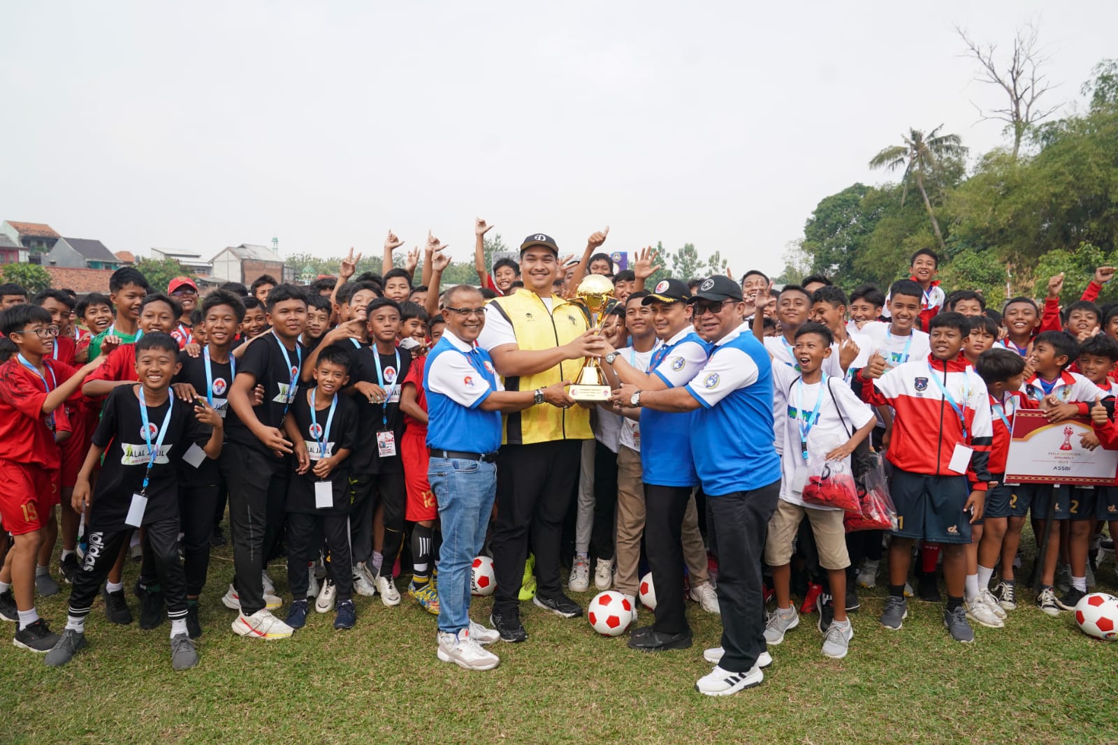 Menteri Pemuda dan Olahraga Republik Indonesia (Menpora RI) Dito Ariotedjo membuka Turnamen Sepak Bola U-13, Piala Menpora-Asosiasi Pembina Sepak Bola Usia Muda Seluruh Indonesia (Apsumsi) Tahun 2023 di Lapangan FORSGI Lubang Buaya Jakarta Timur, Sabtu (2