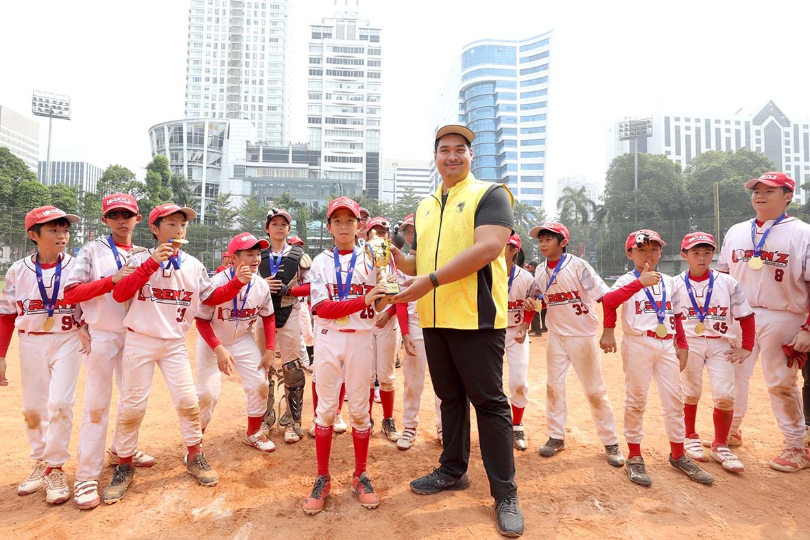 Menteri Pemuda dan Olahraga Republik Indonesia (Menpora RI) Dito Ariotedjo mengalungkan medali sekaligus menyerahkan piala kepada juara pertama  Kejuaraan GBK Fest Asia-Pasific 12U Baseball Tournament di Lapangan Soft Ball Gelora Bung Karno, Senayan, Ming