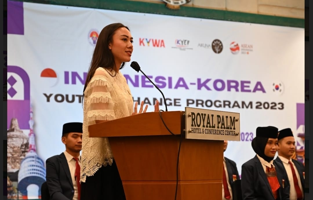 Staf Khusus Menpora Bidang Komunikasi dan Hubungan Internasional, Alia Noorayu Laksono memberikan motivasi kepada peserta Pertukaran Pemuda Indonesia Korea 2023 dalam acara malam inagurasi di Royal Palm Hotel and Conference Center Cengkareng, Jakarta, Sen