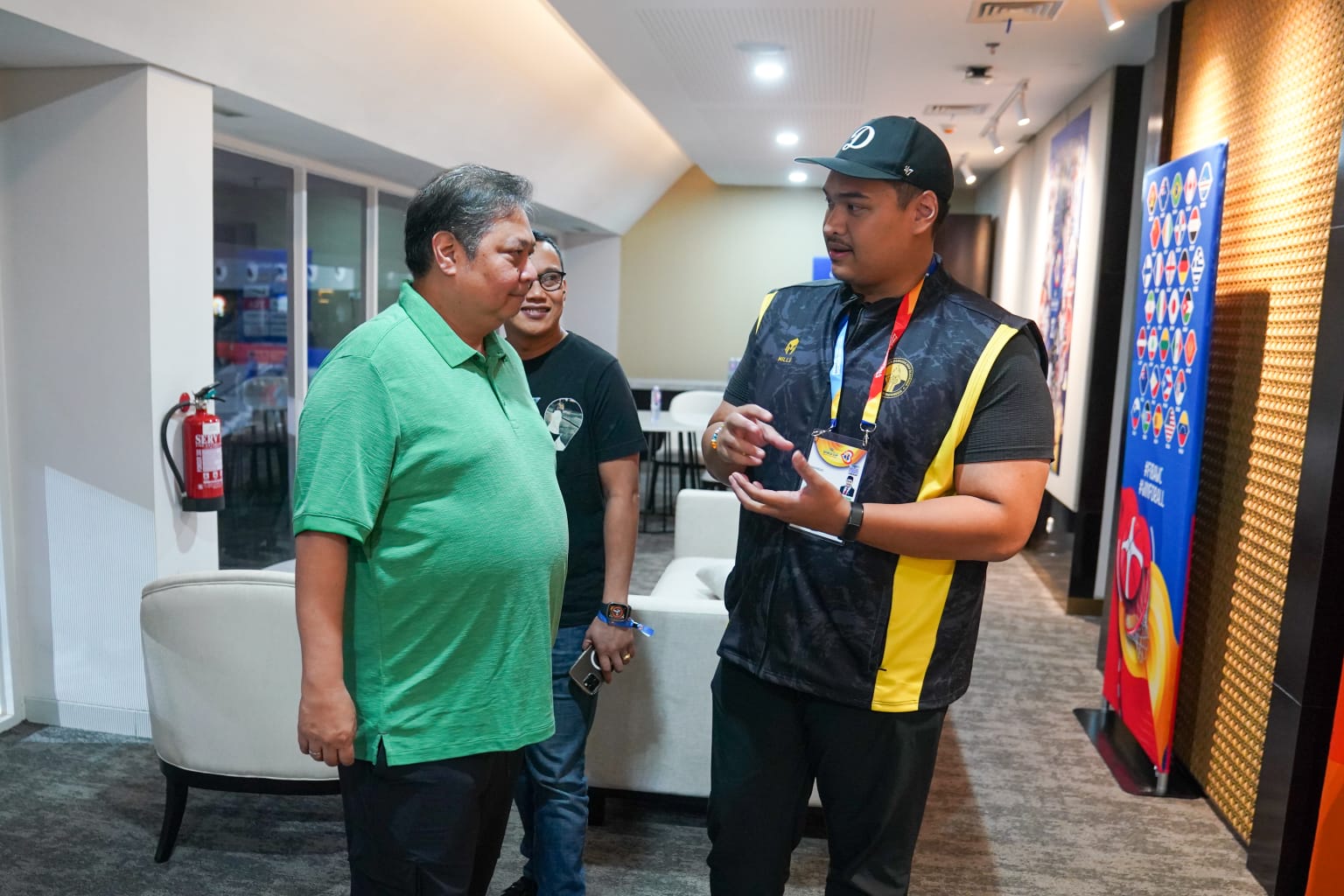 Menteri Pemuda dan Olahraga Republik Indonesia (Menpora RI) Dito Ariotedjo didampingi istri Niena Kirana Riskyana Dito Ariotedjo menyaksikan keseruan laga Brasil vs Latvia dan Spanyol vs Kanada di putaran terakhir pelaksanaan FIBA World Cup 2023 yang dige