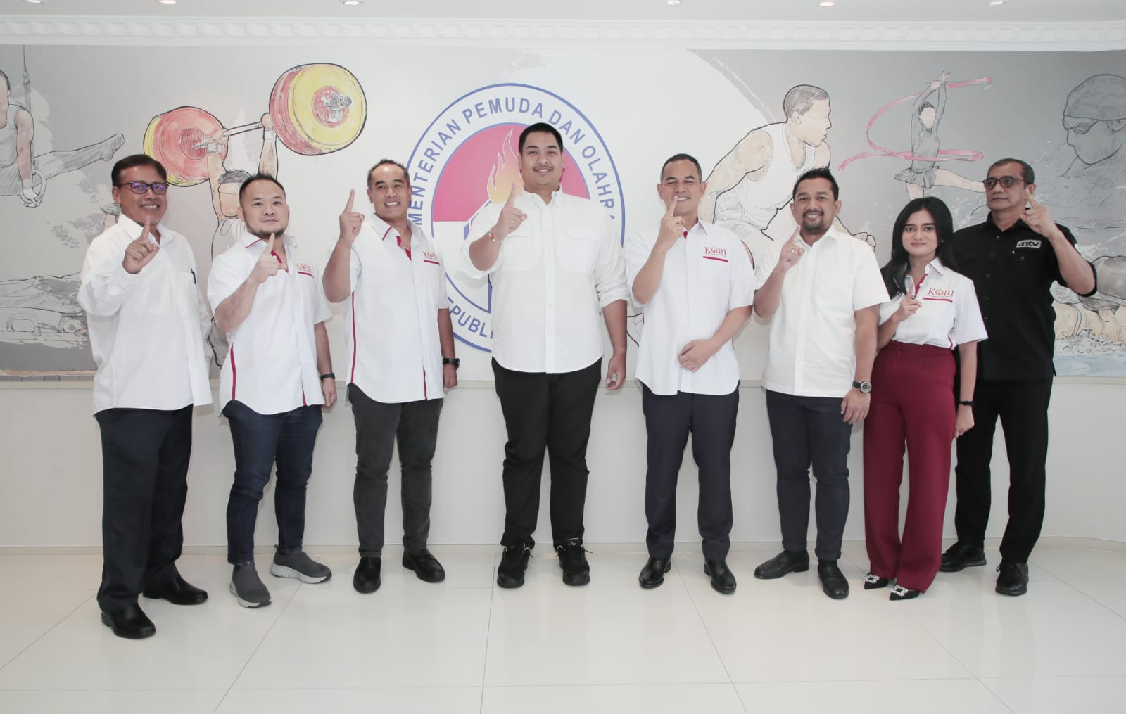  Menteri Pemuda dan Olahraga Republik Indonesia (Menpora RI) Dito Ariotedjo menerima Ketua Umum Komite Olahraga Beladiri Indonesia (KOBI) Anindra Ardiansyah Bakrie di Kemenpora, Jakarta, Senin (4/9). Menpora Dito mendukung penuh perkembangan olahraga bela