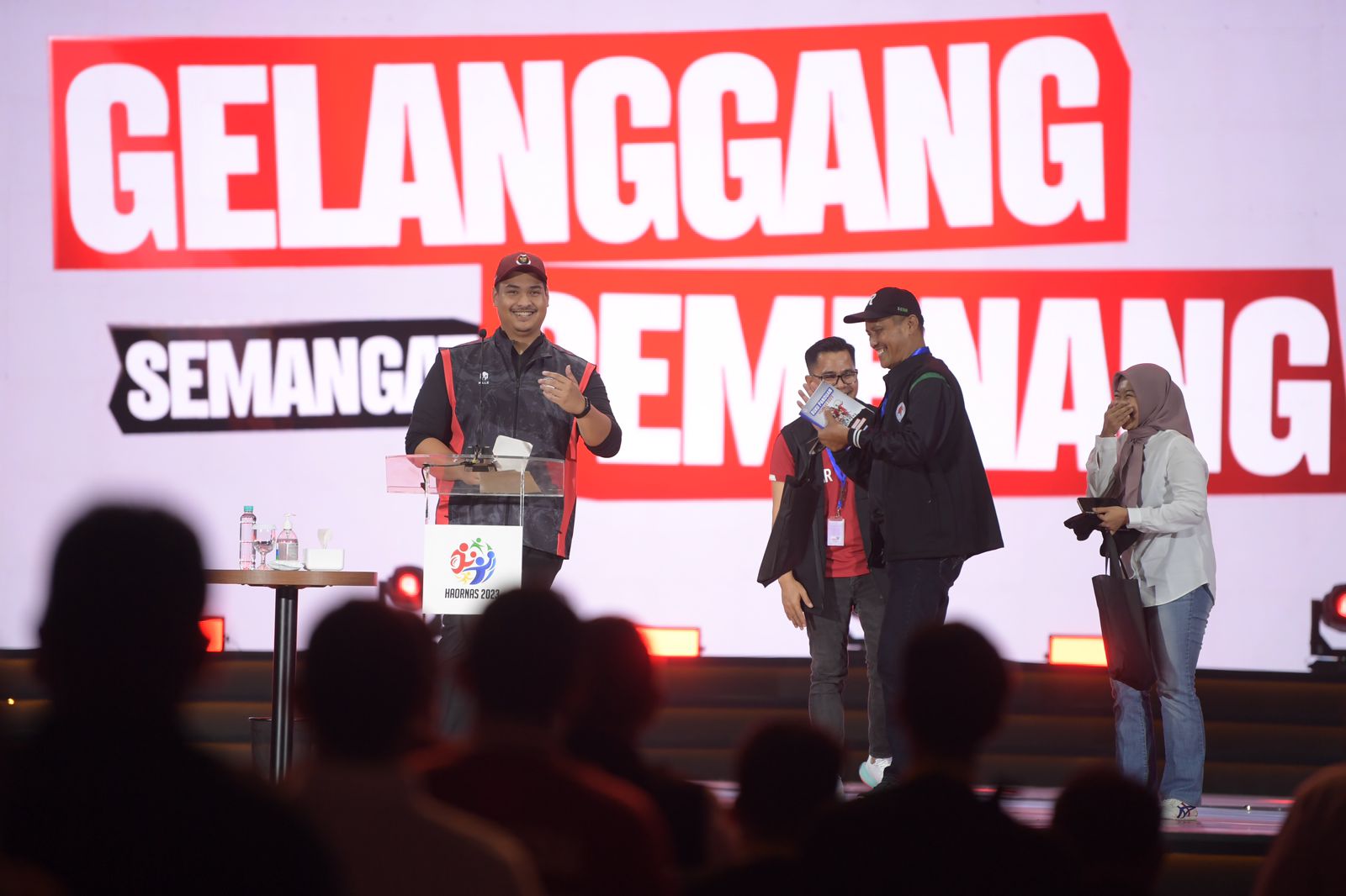 Menteri Pemuda dan Olahraga Republik Indonesia (Menpora RI) Dito Ariotedjo melempar kuis disela sambutannya pada Hari Olahraga Nasional (Haornas) 2023. Menpora Dito bertanya mengenai cabang olahraga unggulan Desain Besar Olahraga Nasional (DBON). (foto:ra
