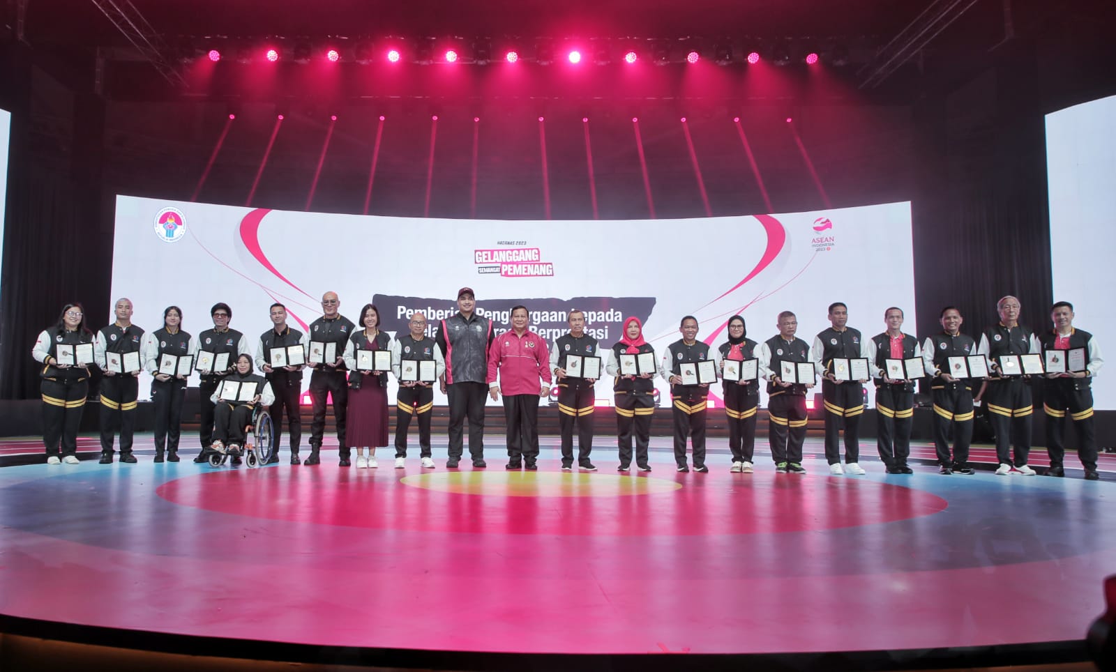 Menteri Pemuda dan Olahraga Republik Indonesia (Menpora RI) Dito Ariotedjo memberi penghargaan kepada insan olahraga yang berprestasi dalam bidangnya masing-masing. Mereka dianggap mampu memberikan dampak baik terhadap perkembangan olahraga di Tanah Air. 