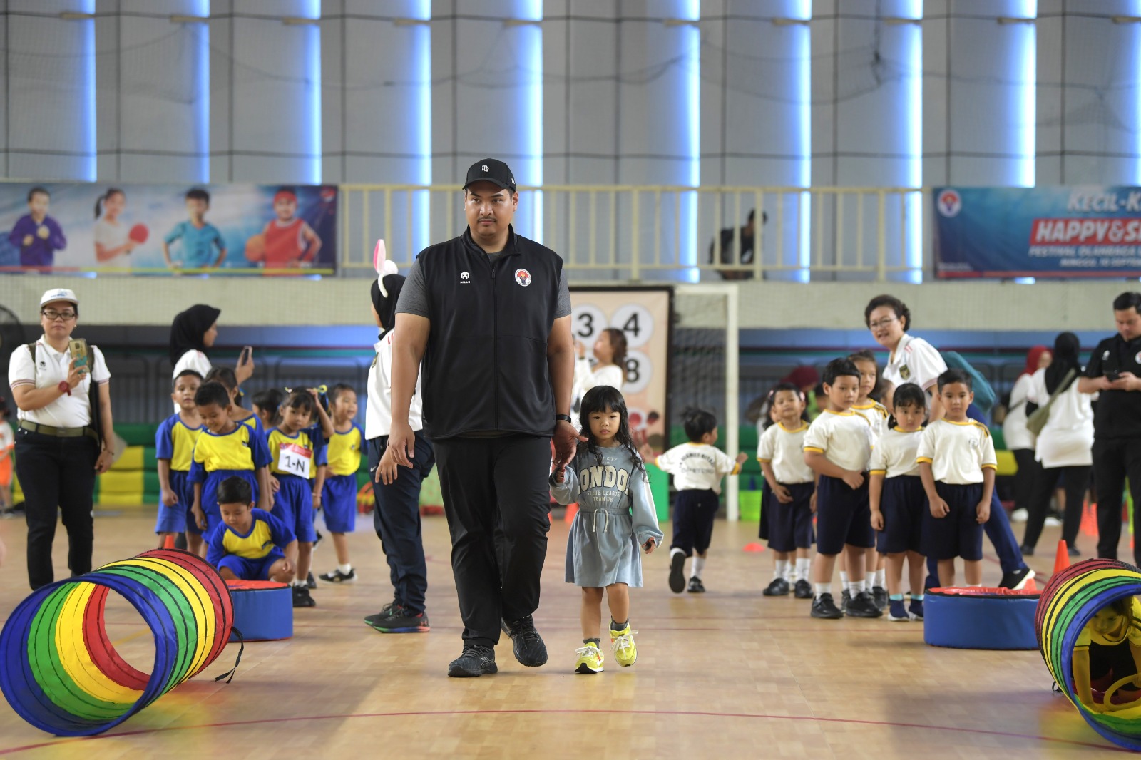 Menteri Pemuda dan Olahraga Republik Indonesia (Menpora RI) Dito Ariotedjo bersama putrinya Sadia meramaikan festival olahraga usia dini 2023. Kegiatan ini diikuti oleh 700-an anak-anak yang yang tengah menempuh pendidikan di Taman Kanak-Kanak se-Jabodeta