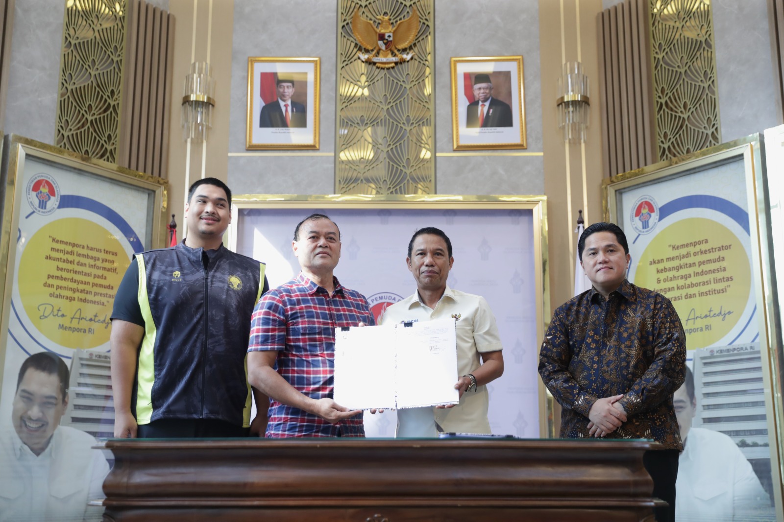 Menteri Pemuda dan Olahraga Republik Indonesia (Menpora RI) Dito Ariotedjo bersama Ketua Umum PSSI Erick Thohir menyaksikan penandatanganan perjanjian kerja sama bantuan pemerintah untuk pemusatan latihan nasional Timnas Indonesia U-17 dan penyelenggaraan