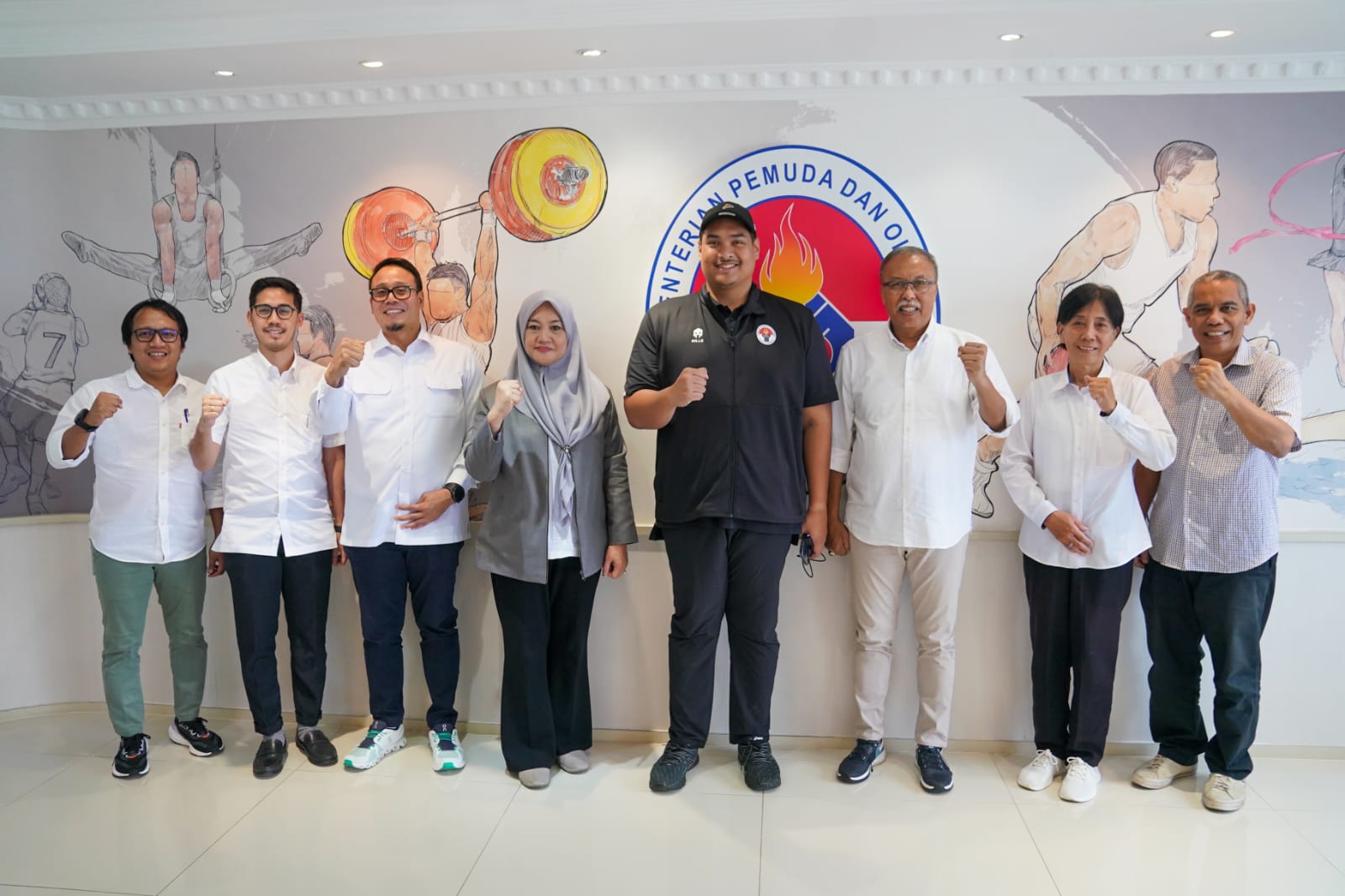 Menteri Pemuda dan Olahraga Republik Indonesia (Menpora RI) Dito Ariotedjo menerima audiensi Special Olympics Indonesia (SOIna) di lantai 10 Ghara Kemenpora, Senin (18/9) siang. Audiensi ini perihal rencana Indonesia menjadi tuan rumah konferensi regional