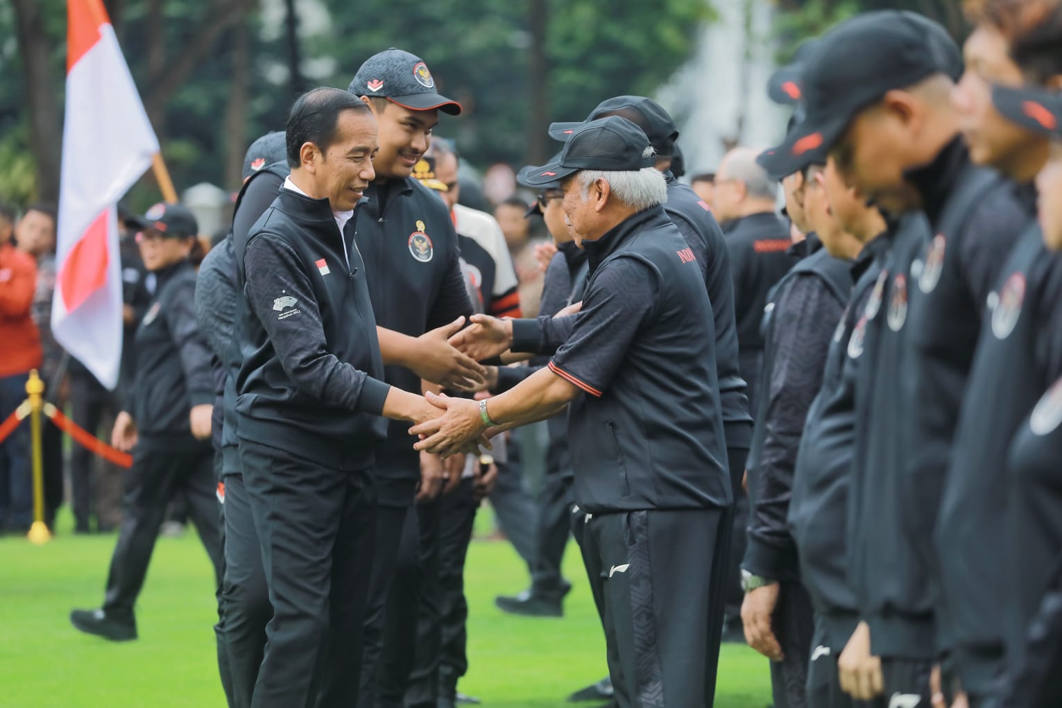 Menteri Pemuda dan Olahraga Republik Indonesia (Menpora RI) Dito Ariotedjo mendampingi Presiden RI Joko Widodo melepas kontingen Indonesia yang akan berjuang pada ajang Asian Games 2022 Hangzhou di Istana Negara, Jakarta, Selasa (19/9) sore.(foto:yayan/ke