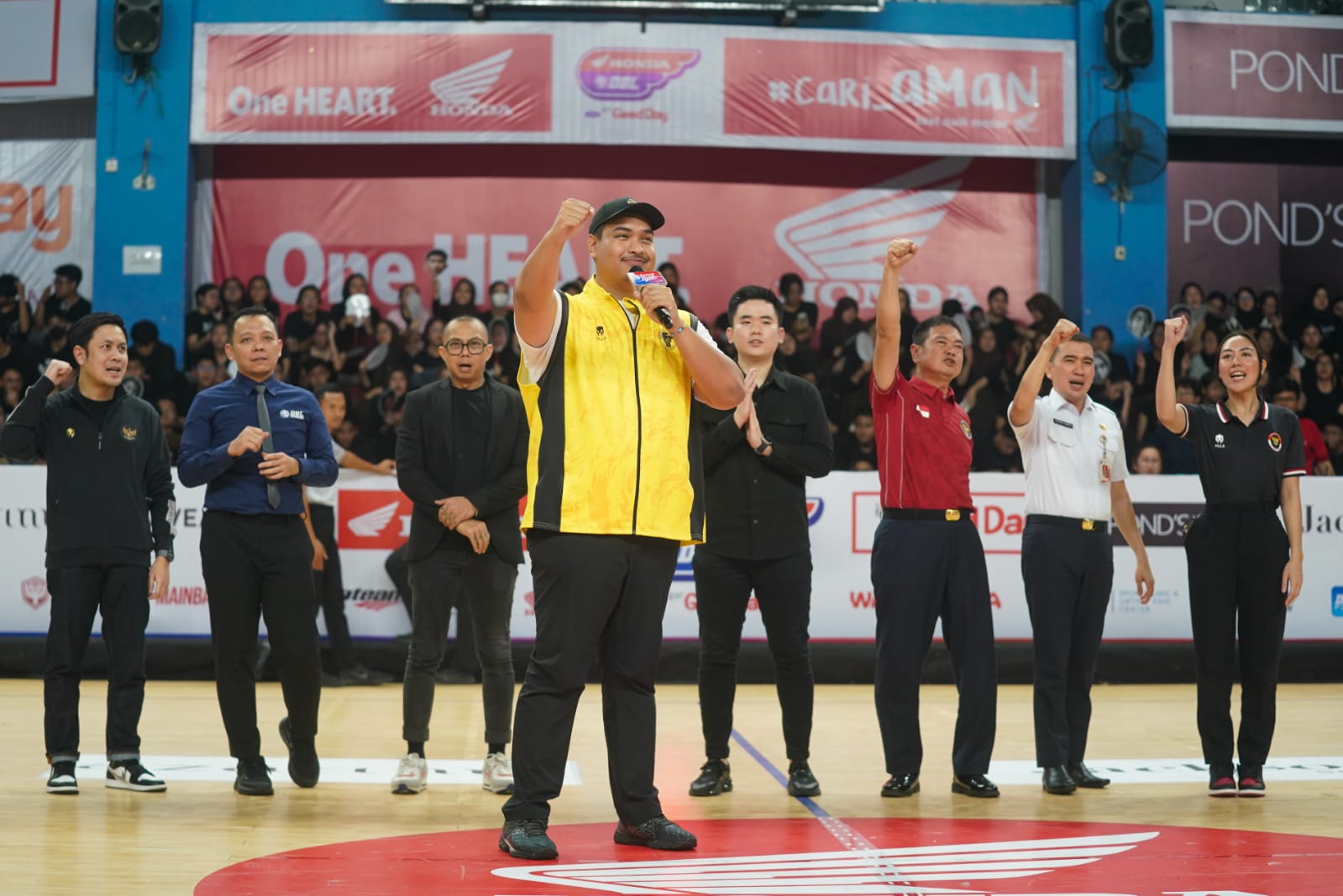 Menteri Pemuda dan Olahraga Republik Indonesia (Menpora RI) Dito Ariotedjo memberikan apresiasi terhadap penyelenggaraan Honda DBL DKI Jakarta di GOR Kecamatan Pulogadung, Jakarta, Rabu (20/9). Kompetisi ini disebut bisa menjadi ajang pencarian bakat atle