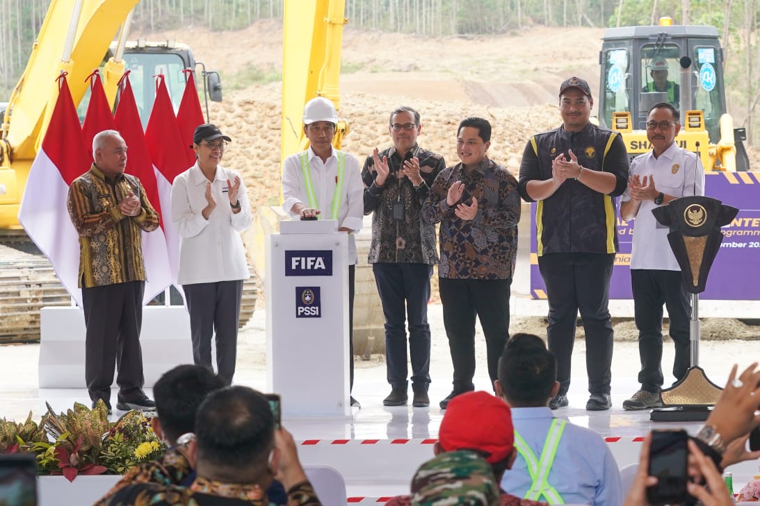 Menteri Pemuda dan Olahraga Republik Indonesia (Menpora RI) Dito Ariotedjo, mendampingi Presiden Joko Widodo dalam acara Ground Breaking National Training Center PSSI di Kawasan Ibu Kota Nusantara (IKN), Penajam Utara, Kalimantan Timur, Jumat (22/9).(foto