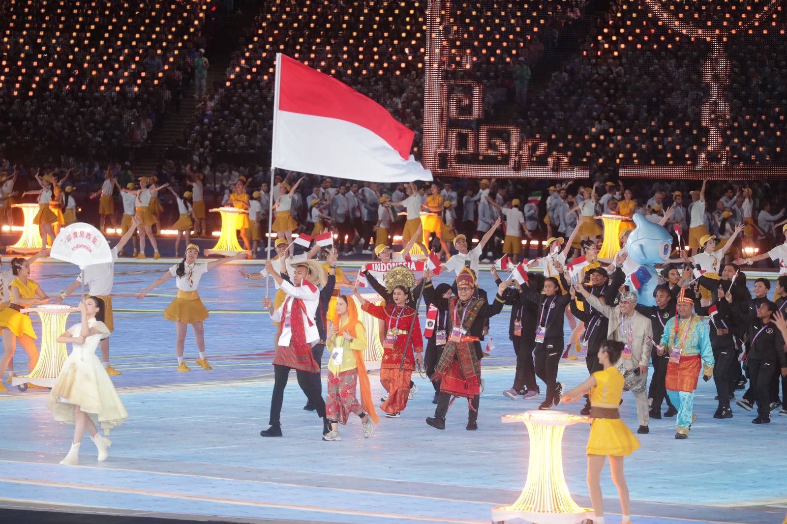 Keberagaman budaya Indonesia disajikan kontingen Indonesia pada acara opening ceremony Asian Games 2022 Hangzhou di National Stadium Hangzhou, Kota Hangzhou, China, Sabtu (23/9) malam.(foto:raiky/kemenpora.go.id)