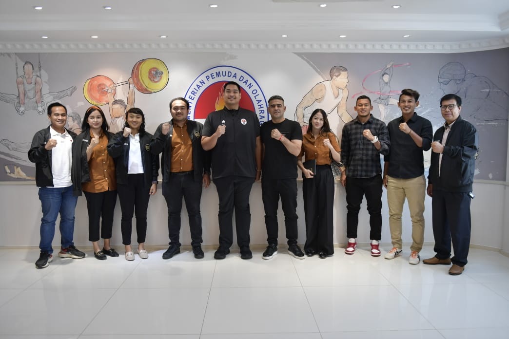 Menteri Pemuda dan Olahraga Republik Indonesia (Menpora RI) Dito Ariotedjo, menerima audiensi dari CEO Asosiasi Pesepakbola Profesional Indonesia (APPI) M. Hardika Aji dan mantan CEO APPI Valentino Simanjuntak serta rombongan di lantai 10 Kantor Kemenpora